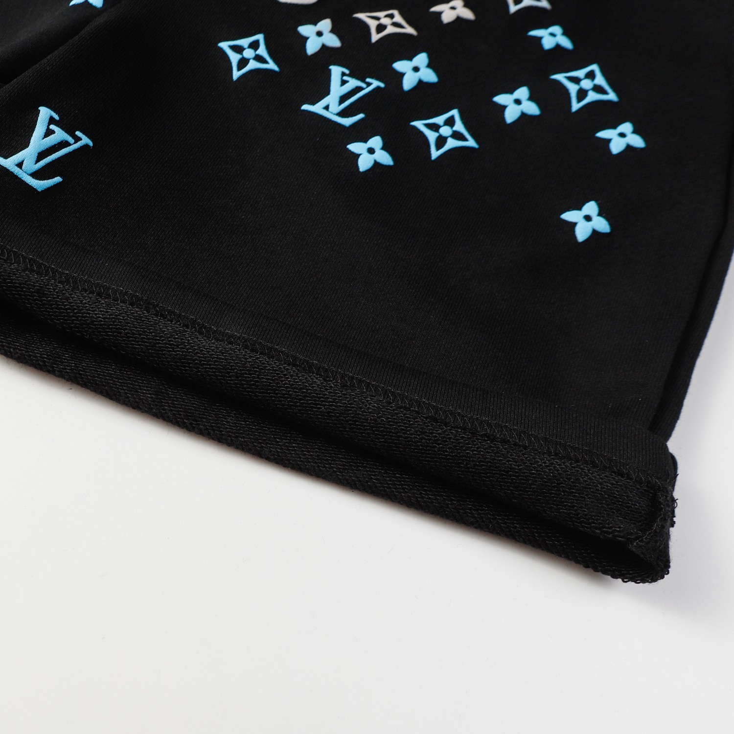 Louis Vuitton/路易威登 满印渐变LOGO发泡短裤