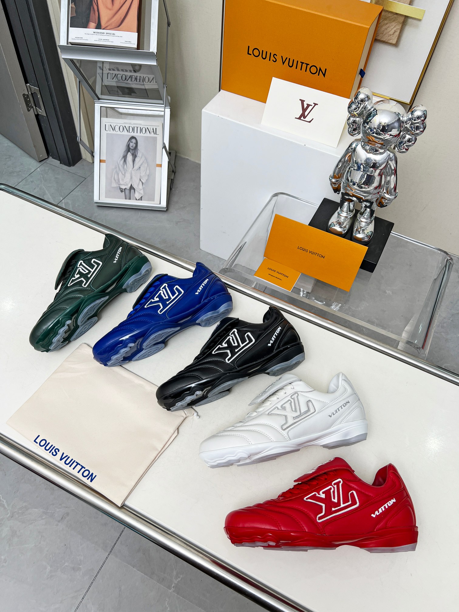 NO:231969,New Year's new LV couple's same sneakers, this Footprint Soccer sneakers were unveiled at the spring and summer fashion show. The shoes are famous for their smooth design, fabric, imported mixed-bred sheepskin face drawing   lining, size (35-42 for women, 41 for women) (39-46 for men, 45-46 for men) men's, casual shoes/sports shoes, louis vuitton, sneakers, sheepskin19860909年新款LV情侣同款球鞋, 这款 Footprint Soccer 运动鞋于春夏系列时装展中亮相,鞋款以流丽的设计著称,面料,进口混种羊皮面图 内里,码数（女款35-42,女41定做）（男款39-46,45-46定做）男款,休闲鞋/运动鞋,louis vuitton,sneakers,sheepskin,Women's Shoes