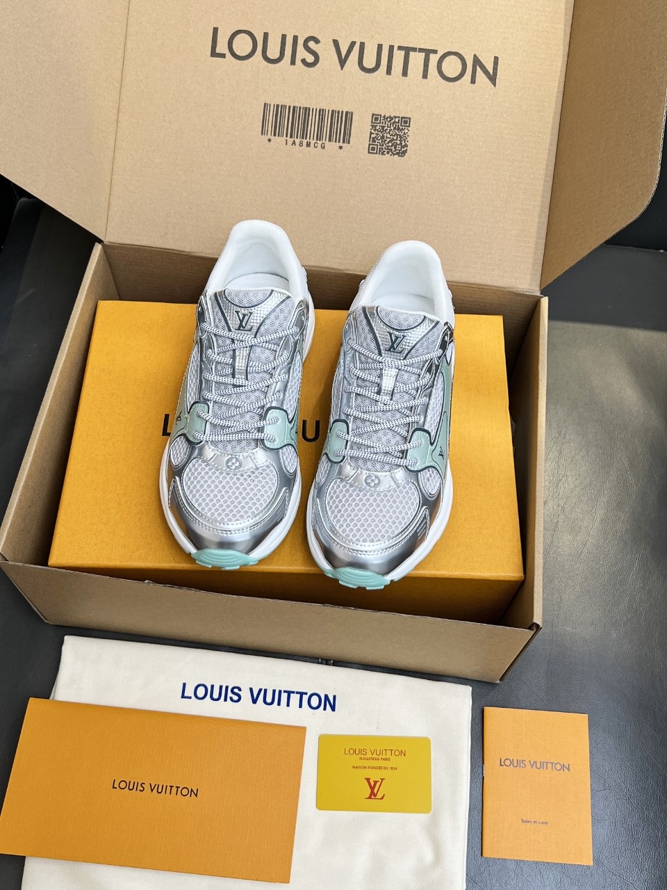 NO:381846,New Year's new LV couple's same sneakers, popular and synchronized fabric, special material printing and pressing process. Inner, breathable grid size (35-42 for women) (39-46 for men, 45-46 for customization), casual shoes/sports, louis vuitton, sneakers19860909年新款LV情侣同款运动鞋,火爆来袭官网同步 面料,采用特殊材料印压工艺. 内里,透气网格 码数（女款35-42）（男款39-46,45-46定做）,休闲鞋/运动鞋,louis vuitton,sneakers,Women's Shoes