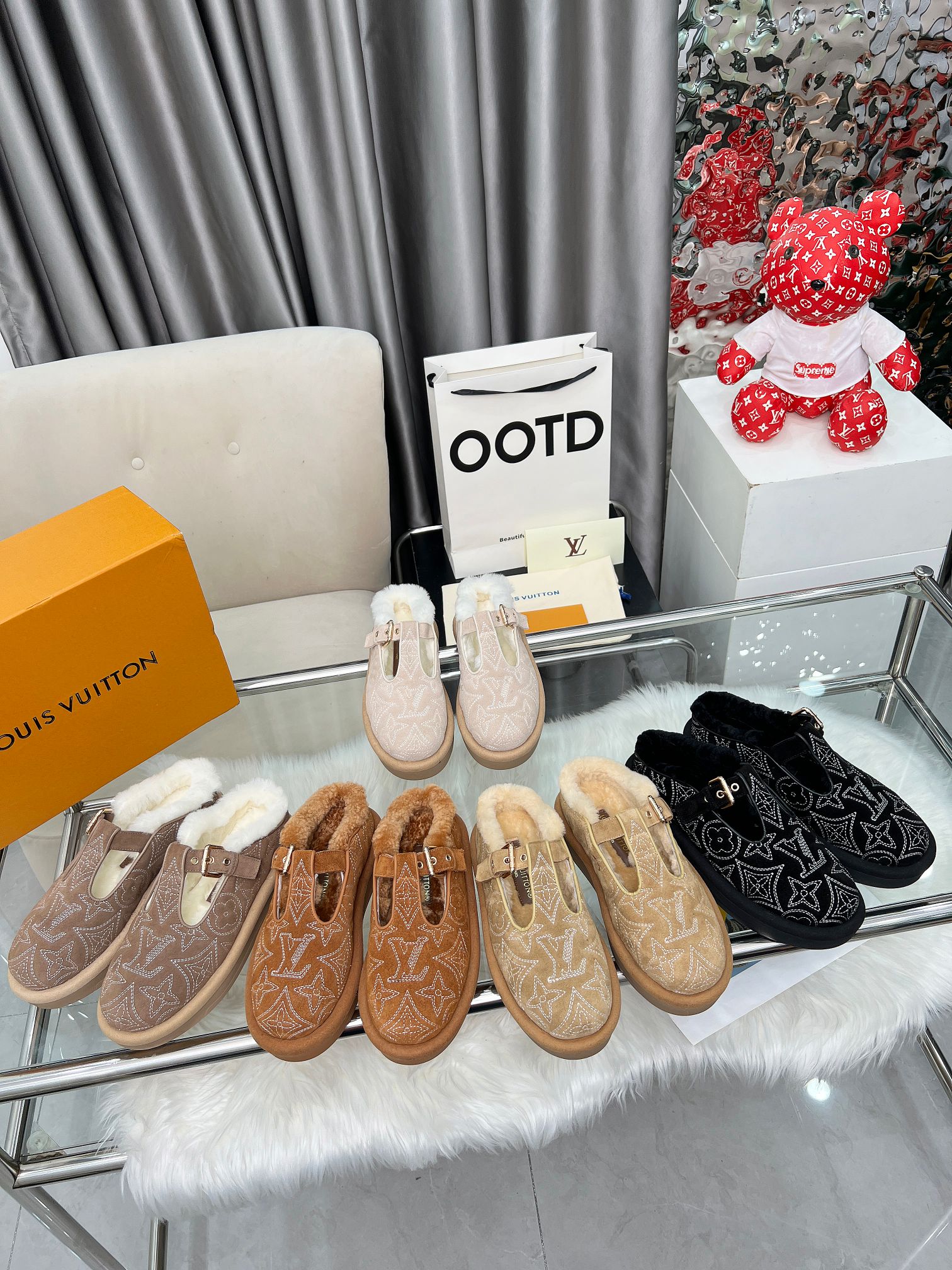 NO:559842,The short boots are made of imported high-mercerized cowhide leather with LV's special three-dimensional electric embroidery technology, and are matched with fur-integrated wool lining. They are more fashionable. The imported high-density rubber sole (filled with high-density foam material) is light and comfortable. The sole has a certain thickness, and the heightening effect is also good!  Boutique code number: 35-41 leather, fur, loafers, louis vuitton, loafers, boots19860909短靴 面料采用进口高丝光牛猄皮面LV 专用立体电绣花荟工艺, 搭配皮毛一体羊毛内里.更显时尚,进口高密度橡胶美耐底（高密度发泡材质填充）,轻盈舒适,鞋底有一定厚度,增高效果也不错！精品 码数:35-41 皮里 毛里,乐福鞋毛毛鞋,louis vuitton,loafers,boots,Women's Shoes