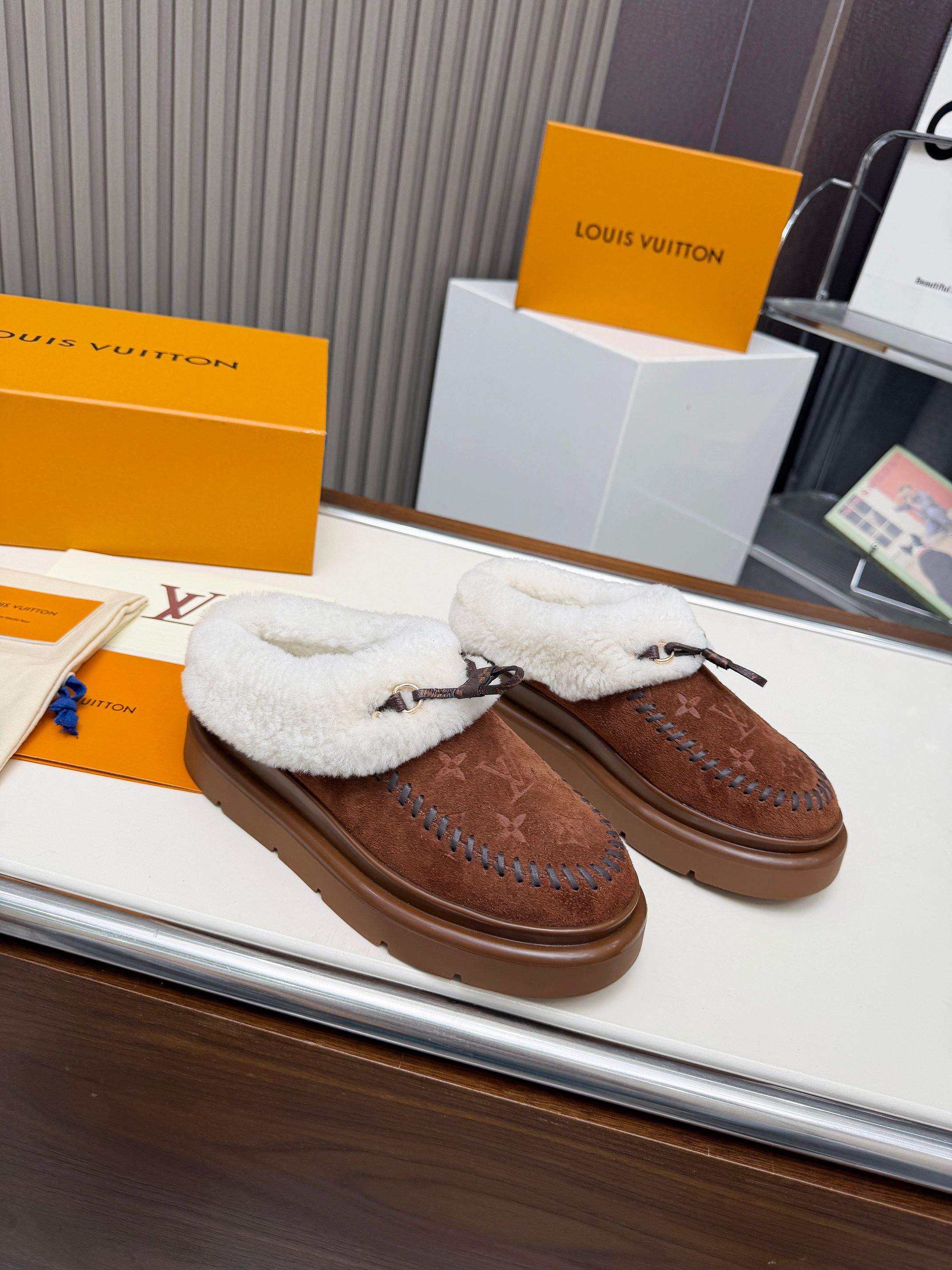 NO:612630,Size 35-42 (42 orders are non-returnable) Louis Vuitton's latest fur slippers for autumn and winter, 2025lv catwalk style, imported high-mercerized cowhide upper, wool lining, super warm, original open-molded foam combination outsole, full set of exquisite packaging, semi-furry slippers, louis vuitton, louis vuitton, cowhide19860909Size35-42（42订做不退换） Louis Vuitton秋冬最新毛拖 2025lv走秀款 鞋面进口高丝光牛皮 内里毛 里超级暖和 原版开模发泡组合大底,全套精美包装,半拖毛毛鞋,louis vuitton,louis vuitton,cowhide,Women's Shoes