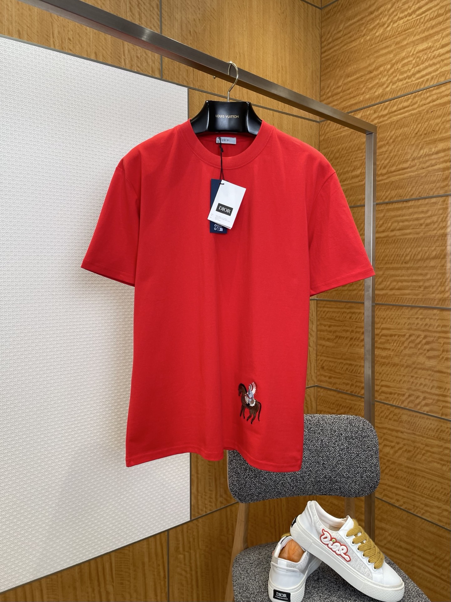 NO:827795,Dior 26ss hem equestrian embroidered letter print short-sleeved T-shirt ——————  It is made of imported heavyweight double-ply pure cotton fabric, which is soft, thick and tough. It has excellent sweat-absorbent breathability and wrinkle resistance. It is not easy to pill and deform when worn in daily life. It has both texture and comfort. The neckline adopts a classic round neck design and high-elastic ribbing.  It has exquisite craftsmanship, fits the neck without pinching the skin, and can remain stiff and not deformed after multiple washings; the left side of the body is decorated with exquisite equestrian logo embroidery, using multi-color silk thread three-dimensional embroidery technology, the pattern texture is clear and rich in layers, and the back is matched with 'Christian  'Dior COUTURE' letter printing, the hot stamping process is delicate and firm, and the front and rear designs echo, highlighting the brand's classic tonality and trend; the overall style is a loose shoulder cut, which is very tolerant to all kinds of body shapes, and can easily create an oversize casual style. The same style for men and women is suitable for a variety of matching scenes; the sewing process strictly follows the brand process standards, with smooth shoulder line splicing, flat side seams, fine and even stitches, and exquisite and firm overlocking technology on the cuffs and hem. ————————8823088  Material: cotton, loose fit, color: carbon black/red/blue/white, size S/M/L/XL, Dior-clothing, dior, dior, versace, T-shirt, tees, t-shirt,19860909迪奥26ss下摆马术刺绣字母印花短袖T恤 —————— 采用进口重磅双股纯棉面料,质地软糯厚实且富有韧性,具备出色的吸汗透气性能与抗皱性,日常穿着不易起球变形,质感与舒适度兼具；领口采用经典圆领设计,高弹罗纹收边工艺精湛,贴合颈部不勒肤,多次洗涤仍能保持挺括不变形；衣身左侧饰有精致马术徽标刺绣,采用多色丝线立体绣工艺,图案纹理清晰、层次丰富,后背搭配「Christian Dior COUTURE」字母印花,烫印工艺细腻牢固,前后设计呼应,彰显品牌经典调性与潮流感；整体版型为宽松落肩剪裁,对各类身形包容性极强,轻松打造oversize随性穿搭风格,男女同款适配多种搭配场景；缝制环节严格遵循品牌工艺标准,肩线拼接流畅、侧缝平整,针脚细密均匀,袖口与下摆的锁边工艺精致牢固. ————————8823088 材质:棉 版型宽松 颜色炭黑/红色/蓝色/白色 尺码S/M/L/XL,迪奥-服装,dior,dior,versace,T-shirt,tees，t-shirt,,Women's clothing