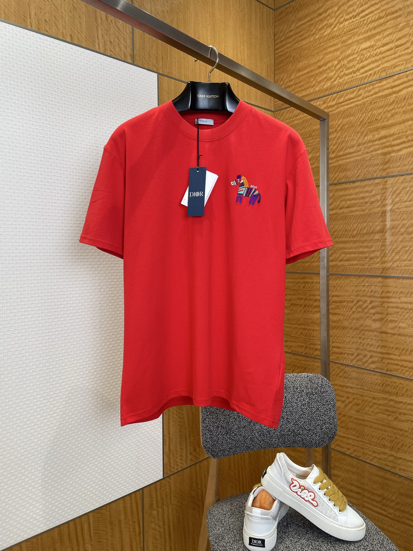 NO:827785,Dior 26ss colorful horse logo embroidered short-sleeved T-shirt ——————  It is made of imported high-density combed cotton fabric, which has a thick and crisp texture without losing softness. It has excellent breathability, sweat absorption and deformation resistance, and can maintain a crisp shape after long-term wear. The neckline adopts a small stand-up collar design, and the ribbed edge has moderate elasticity, which fits the neck line while enhancing the sophistication of the overall shape. There is a brand on one side of the body.  The brand's iconic colorful horse logo is embroidered using multi-color silk thread three-dimensional embroidery technology. The colors are rich and gorgeous, the embroidery threads are dense, and the pattern is vivid and three-dimensional, becoming the finishing touch of the simple body. The overall version is oversize and loosely cut, which is highly tolerant and can easily create a casual and lazy style, which can be controlled by both men and women.  ————————8823088 Material: Cotton Loose fit Color white/red/grey/light gray Size S/M/L/XL, Dior-clothing, dior, versace, T-shirt, tees, t-shirt,19860909迪奥26ss彩马徽标刺绣短袖T恤 —————— 采用进口高密精梳棉面料,质地厚实挺括却不失柔软度,具备优异的透气吸汗性与抗变形能力,久穿依旧保持版型挺括；领口采用小立领设计,罗纹收边弹性适中,贴合颈部线条的同时提升整体造型的精致感；衣身一侧饰有品牌标志性彩马徽标刺绣,采用多色丝线立体绣工艺,色彩丰富绚丽且绣线密实,图案生动立体,成为简约衣身的点睛之笔；整体版型为oversize宽松剪裁,包容性极强,轻松打造随性慵懒的穿搭风格,男女皆可驾驭. ————————8823088 材质: 棉 版型宽松 颜色白色/红色/灰色/浅灰色 尺码S/M/L/XL,迪奥-服装,dior,versace,T-shirt,tees，t-shirt,,Women's clothing
