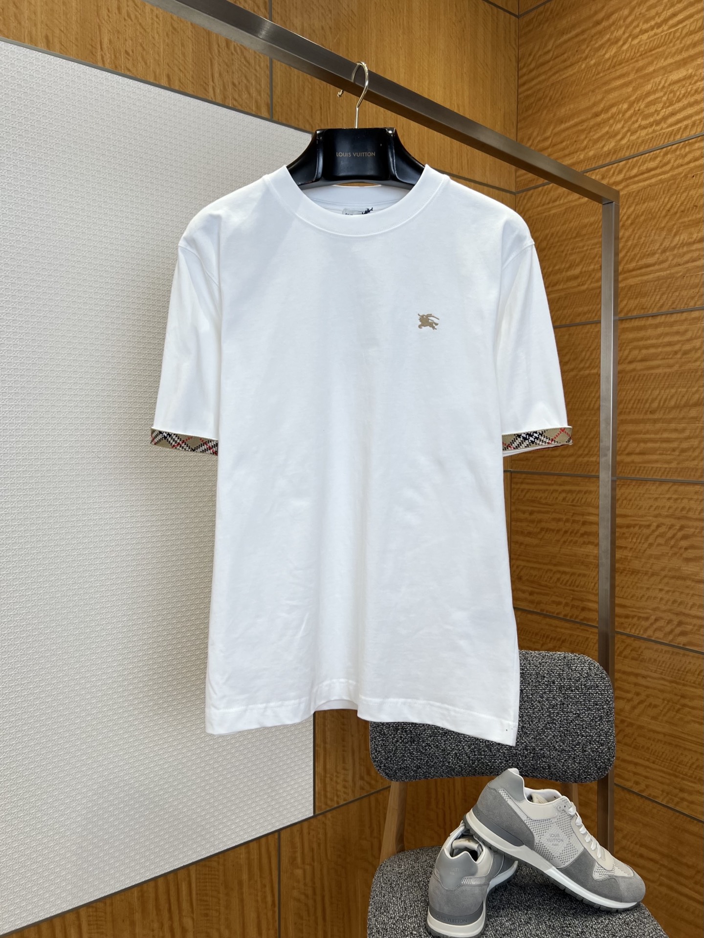 NO:829592,BBR classic knight embroidery solid color basic short-sleeved T-shirt ————————  It is made of high-weight combed cotton fabric; it is not easy to pill and deform after long-term wear; it has a soft drape feeling; the silhouette is neat and not soft; it can still remain as smooth as new after repeated wear and washing; the classic round rib collar; double-thread reinforced lathe routing; the elasticity is stable and not easy to loose and deform; it fits the neck line without being tight; it is not easy to loosen after long-term wear; the left chest of the garment is embellished with the brand's iconic knight embroidery logo; the stitching is fine  Dense and neat; low-key to show the brand's heritage; breaking the monotony of solid colors; clean and smooth lines; modifying the body shape without being tight; not picky about body shape or gender; solid colors, calm and versatile; easily adaptable to jeans, casual pants, sports shorts and other bottoms; whether it is daily commuting, street travel, light business occasions or leisure outings, it can be easily managed; it is easy to create a simple and advanced British style daily wear style.  ————————8826088 Material: cotton, loose fit, color white/black, size XS/S/M/L, Burberry-clothing, shorts, jeans, T-shirt, tees, t-shirt,19860909BBR经典骑士刺绣纯色基础短袖T恤 ———————— 采用高克重精梳纯棉面料；久穿不易起球不易变形；自带柔和垂坠感；廓形利落不软塌；反复穿着洗涤依旧能保持平整如新；经典圆领罗纹领口；双线加固车工走线；弹力稳定不易松垮变形；贴合脖颈线条不紧绷；长久穿着也不易松塌；衣身左胸处点缀品牌标志性骑士刺绣标识；针脚细密工整；低调彰显品牌底蕴；打破纯色单调感；线条干净流畅；修饰身形不紧绷；不挑身材不挑性别；纯色沉稳大气百搭；轻松适配牛仔裤；休闲裤；运动短裤等多种下装；不管是日常通勤；街头出行；轻商务场合还是休闲出游都能轻松驾驭；轻松打造简约高级的英伦风日常穿搭格调. ————————8826088 材质: 棉 版型宽松 颜色白色/黑色 尺码XS/S/M/L,博柏利-服装,shorts,jeans,T-shirt,tees，t-shirt,,Women's clothing