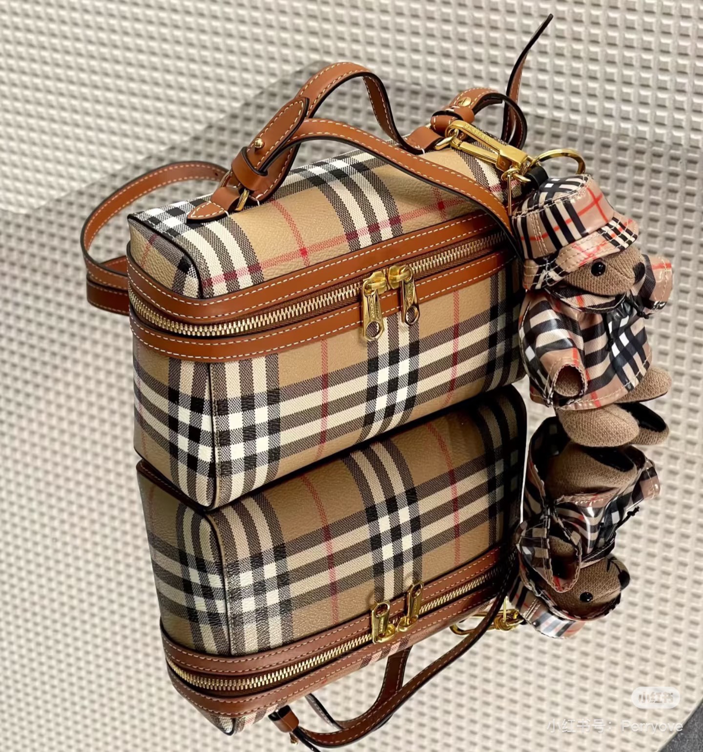 B-series vintage check bag, 20 cm, shown in the complete original source image set. 4