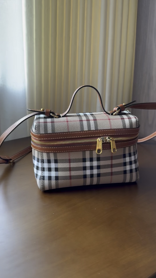 Burberry Luxury Designer Handbag Shoulder Bag in fine calfskin