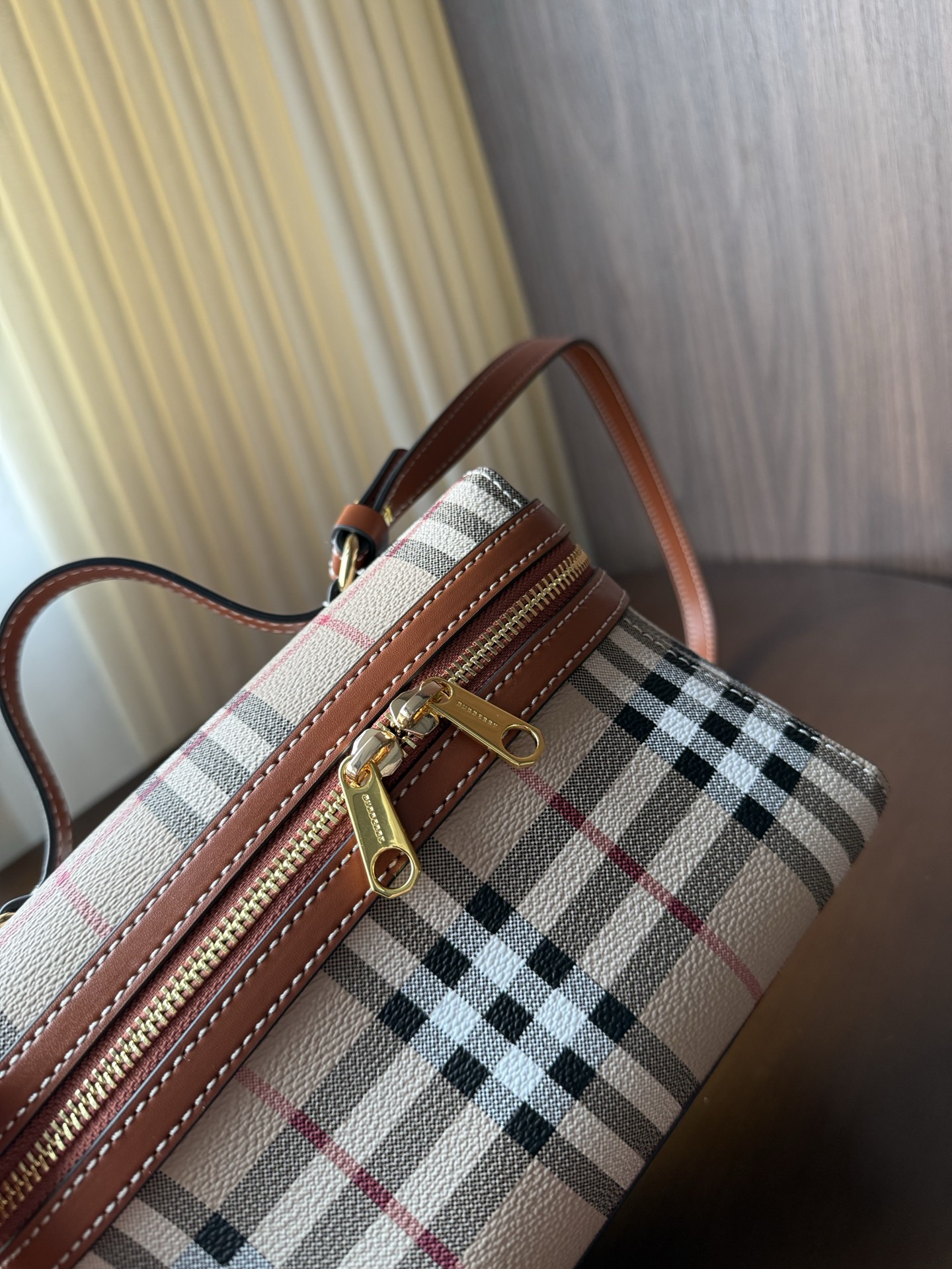 Burberry Luxury Designer Handbag Shoulder Bag in fine calfskin 3