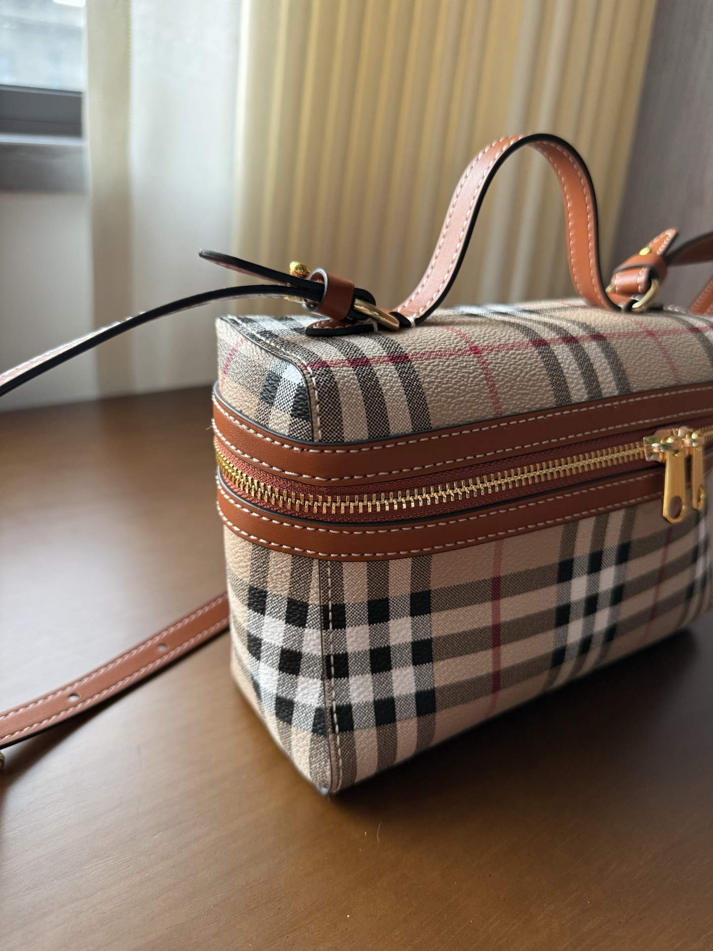 Burberry Luxury Designer Handbag Shoulder Bag in fine calfskin 2