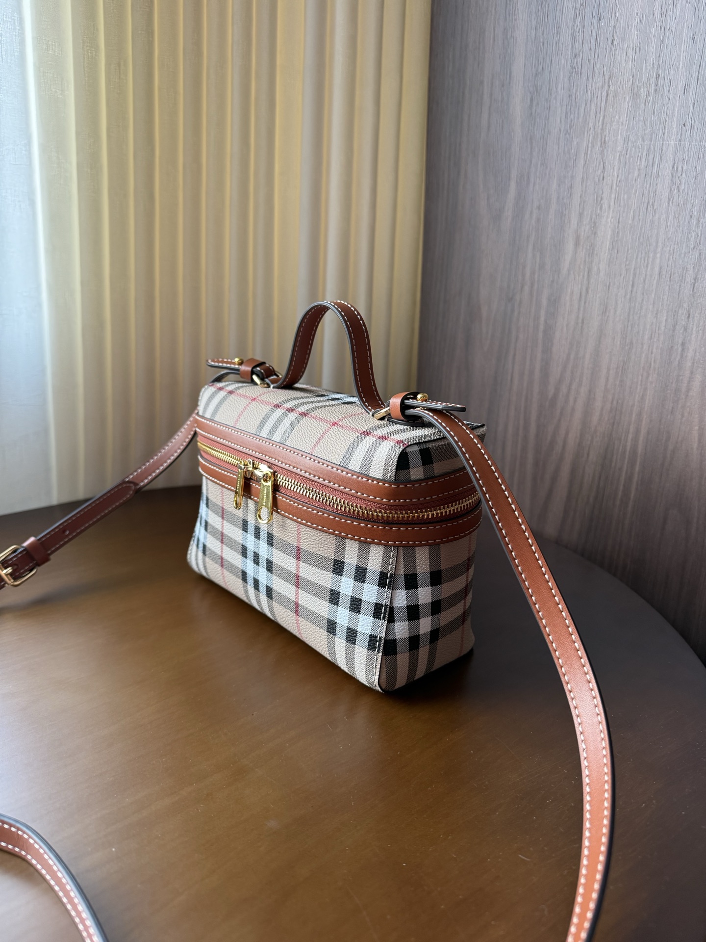 BBR vintage Limonta box bag, shown in the complete original source image set. 2