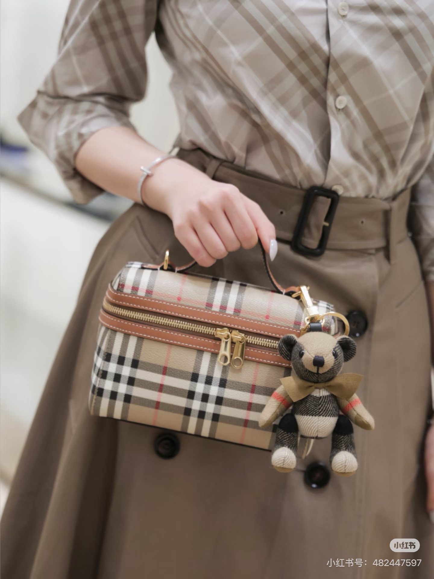 B-series vintage check bag, 20 cm, shown in the complete original source image set.