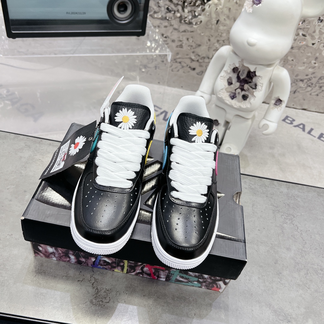 NO:469149,PEACEMINUSONE x NK Air Force 1 'Para-Noise 3.0' G-Dragon's joint Air Force One low-top. Compared with the white of 2.0, the 3.0 version returns to the original black upper design. And on the side Swoosh, a bold injected color design, and the overall appearance is somewhat similar to the first generation's limited version of relatives and friends. The unique inner and outer, left and right dopamine color settings release full of fresh vitality. The overall black is still the main focus, so that the threshold for daily wear remains at a low level. It can be easily controlled with a pair of jeans or hoodies. The iconic design of the shoe - the graffiti midsole and the 'scratch' upper are still retained, which makes this pair of shoes have different changes in daily wear, and can also become DIY  Personalized drawing board.SIZE36 36.5 37.5 38 38.5 39 40 40.5 41 42 42.5 43 44 44.5 45 46 Nike Air Force 1 AF1 G-Dragon Daisy Scratch Squirts Casual Shoes, Casual Shoes/Sports Shoes, stuart weitzman, sneakers, jeans19860909PEACEMINUSONE x NK Air Force 1 'Para-Noise 3.0' 权志龙联名空军一号低帮 与 2.0 的白色相比,3.0 版本回归了初代的黑色鞋面设计.并且在侧身 Swoosh 上,大胆注入了彩色设计,整体观感和初代的亲友限定版本有着几分相似.独特的内外、左右多巴胺色系的鸳鸯设定,释放满满的新鲜活力.整体依然黑色为主,使得日常穿搭的门槛依旧保持在较低的水平,搭配一条牛仔裤或者卫裤,都能轻松驾驭.而鞋款的标志性设计——涂鸦中底和 “刮刮乐” 鞋面依旧保留,使得这双鞋在日常的穿着过程中会产生不同的变化,同时也可以成为 DIY 的个性画板.SIZE36 36.5 37.5 38 38.5 39 40 40.5 41 42 42.5 43 44 44.5 45 46 Nike Air Force 1 AF1权志龙小雏菊刮刮乐泼墨休闲鞋,休闲鞋/运动鞋,stuart weitzman,sneakers,jeans,Women's Shoes