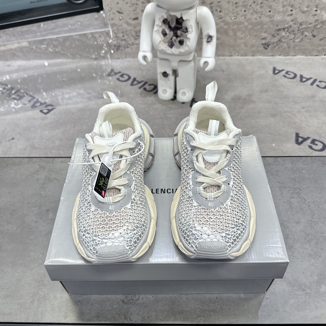 NO:236424,Balenciaga 3XL dad shoes diamond-set version co-branded Phantom Sneaker Official synchronization Balenciaga new 3XL ten-generation trendy running shoes adds new design While continuing the outdoor contour and complex upper structure of the Track Trainer, the new version adds transparent strap parts at the heel. Size 35 36 37 38 39 40 41 42 43 44 45 46, dad shoes, balenciaga, balenciaga, tom ford19860909Balenciaga 巴黎世家3XL老爹鞋镶钻版联名Phantom Sneaker 官方同步 巴黎世家全新3XL十代潮流跑鞋 增加全新设计 在延续 Track Trainer 户外轮廓和复杂鞋面结构的同时,新版本在后跟位置增加了透明带的部件 尺码35 36 37 38 39 40 41 42 43 44 45 46,老爹鞋,balenciaga,balenciaga,tom ford,Women's Shoes