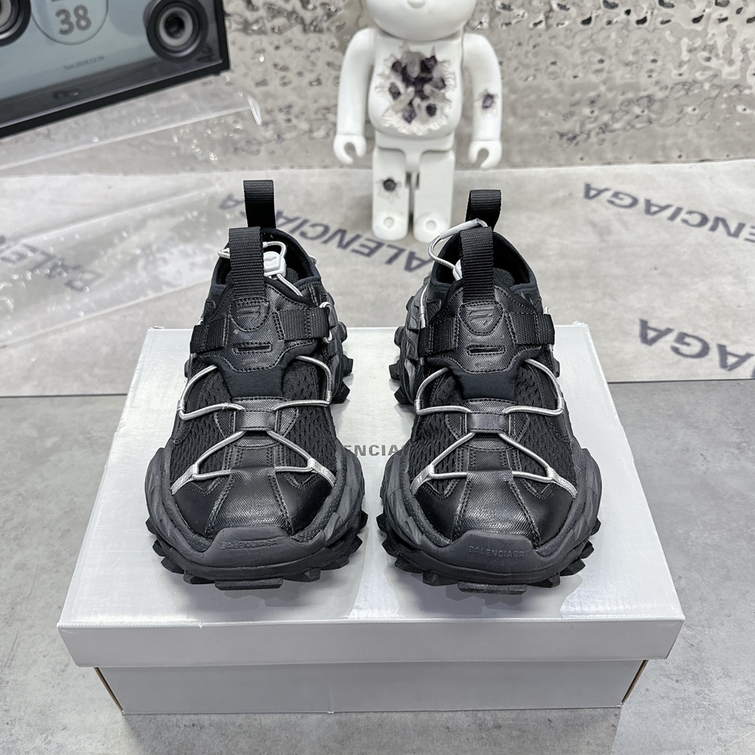 NO:236429,BALENCIAGA 15th generation Hike Sneakers couples outdoor shoes 25 latest spring and summer hiking sneakers Adjustable elastic rope details extend from the foot to the toe, a long webbing lift ring Pointed toe splicing not only adds an extra layer of tongue to the upper, but also enhances the outdoor use function. The old wear effect is applied to the sneakers, showing a large number of used marks, this is the style of Demna’s recurring Sporty B logo still placed on the tongue!  Size35-46, daddy shoes, balenciaga, balenciaga, sneakers19860909BALENCIAGA 巴黎世家 15代 Hike Sneakers 情侣款 户外鞋 25年最新款春夏徒步运动鞋 可调节弹力绳子细节从脚面延伸到鞋头,一个长长的织带提拉环 尖头拼接不仅仅在鞋面增加了一层额外的鞋舌层,还增强了户外使用功能,做旧磨损效果应用到运动鞋上 呈现大量使用过的印迹,这是Demna＇s 反复出现的风格 Sporty B 标志依旧放在鞋舌上！ Size35-46,老爹鞋,balenciaga,balenciaga,sneakers,Women's Shoes