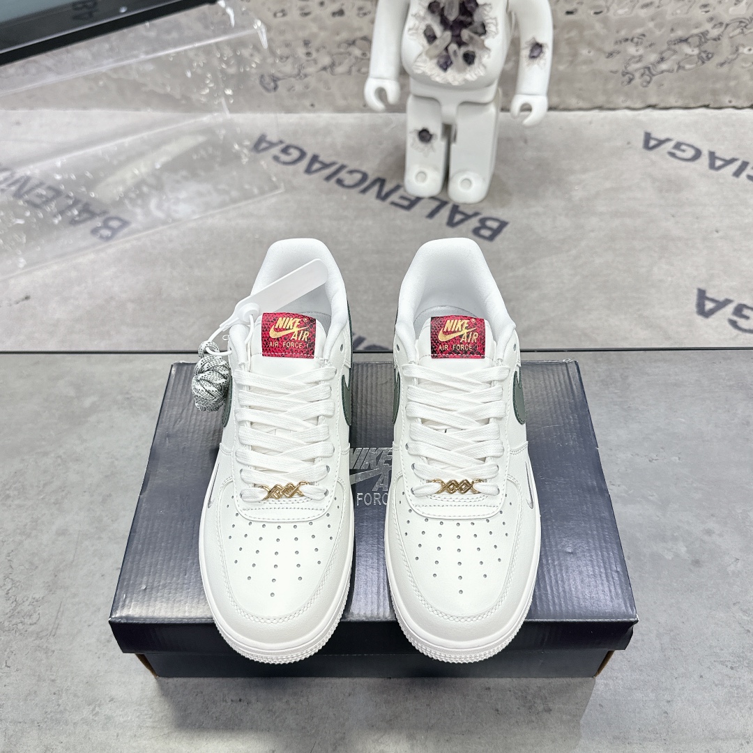 NO:469172,The 2025 'Year of the Snake' special edition, welcomes the Lunar New Year!  Nike Air Force 1’07 Low'Year of the Snake' Air Force One Low-top Classic All-match Casual Sports Shoes 'Leather White Green Wine Red Year of the Snake' Size 36 36.5 37.5 38 38.5 39 40 40.5 41 42 42.5 43 44 44.5 45, Casual Shoes/Sneakers, Sneakers198609092025“蛇年”特别版,迎接农历新年！耐克Nike Air Force 1’07 Low'Year of the Snake'空军一号低帮经典百搭休闲运动板鞋“皮革白绿酒红蛇年” 尺码36 36.5 37.5 38 38.5 39 40 40.5 41 42 42.5 43 44 44.5 45,休闲鞋/运动鞋,sneakers,Women's Shoes