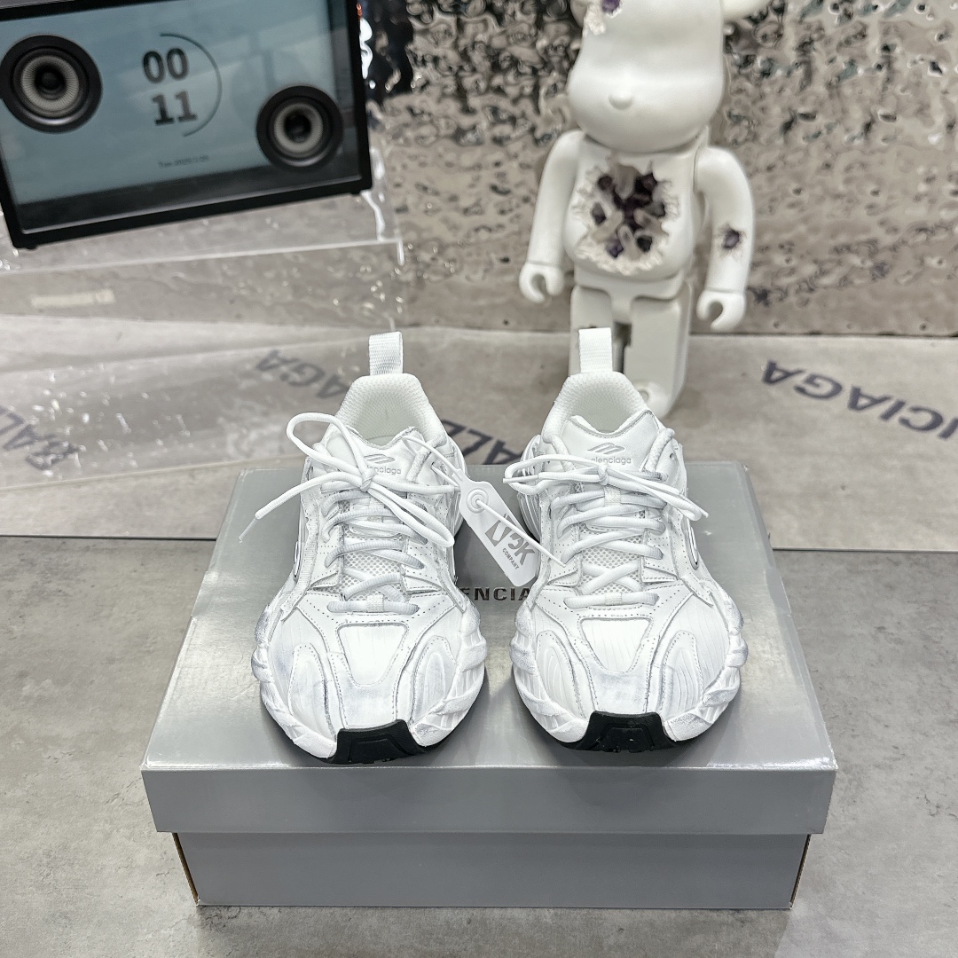 NO:236415,Balenciaga's latest 13th generation dad shoes continues the trend of running shoes and is used as an old dad shoes. The body is made of polyester, nylon, TPU and polyurethane. Whether it is appearance or comfort and lightness, it is taken to the next level. The heel is decorated with a webbing crotch, the outsole and the back are decorated with Balenciaga logo, the upper is decorated with unity sports icon artwork, the tongue is decorated with 3B sports icon artwork, fabric inner footbed size 35-46, dad shoes, balenciaga, balenciaga19860909巴黎世家13代最新款老爹鞋 延续潮流跑鞋做旧老爹鞋,鞋身由聚酯纤维、尼龙、 TPU 和聚氨酯制成,不管是从外观还是舒适轻盈度都更上一个台阶,后跟饰有织带拉裆,外底和后部饰以 Balenciaga 标识,鞋面饰以 unity sports icon 艺术作品,鞋舌饰以3B sports icon 艺术作品,织物内里垫脚 码数35-46,老爹鞋,balenciaga,balenciaga,Women's Shoes