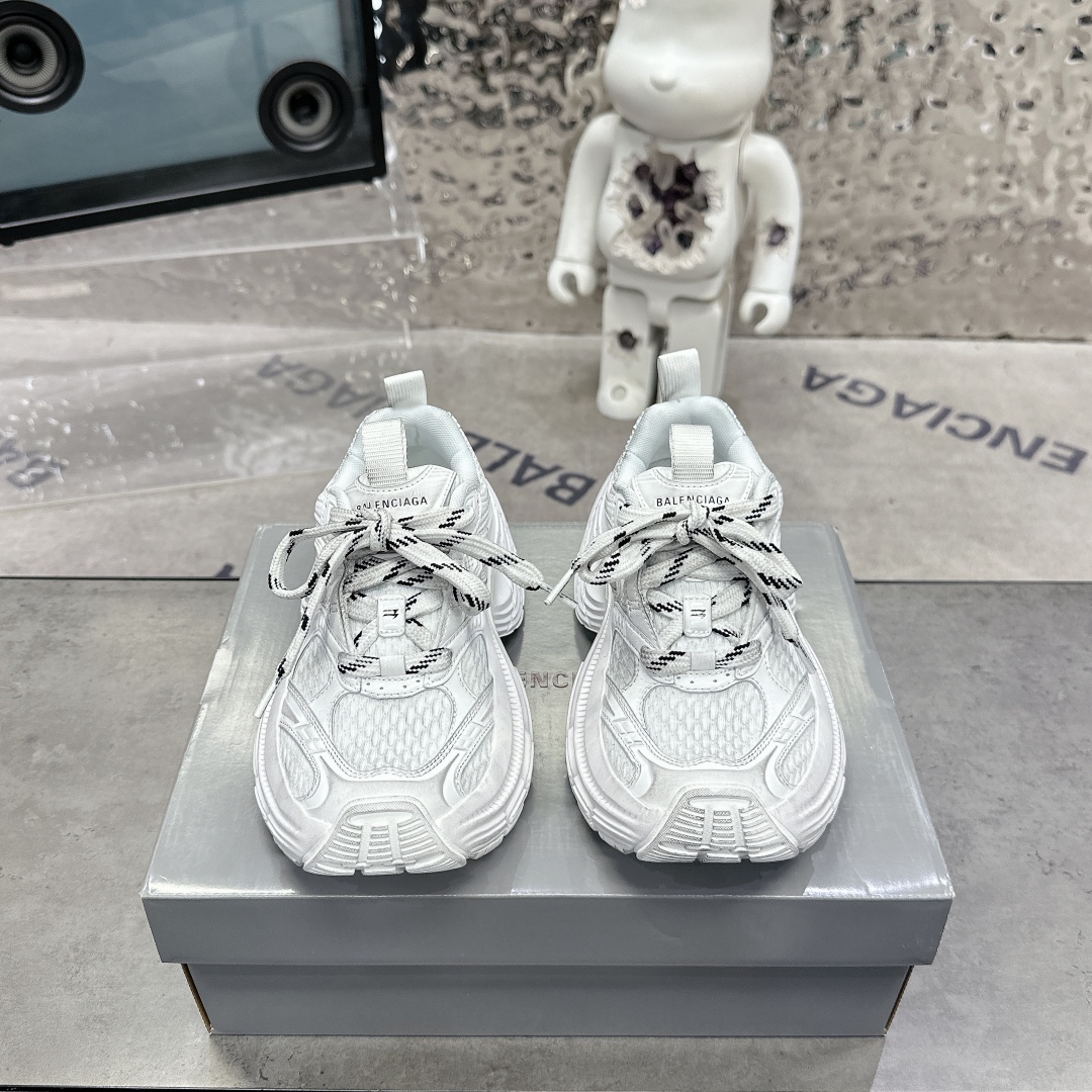 NO:236417,Balenciaga latest 6XL series couple dad shoes The overall shoe shape draws on the creative ideas of the two shoe shapes, Balenciaga Track and Balenciaga Runner, which is equivalent to removing the outer frame of the Track shoe body and inheriting Runner's streamlined shape and Track flat toe. Fabric: Original custom imported cowhide fabric   mesh inner: Original custom breathable mesh inner: Original model opening ultra-light MD combination rubber sole Thickness: 6CM Size: 35-46 (positive size), dad shoes, balenciaga, balenciaga, cowhide19860909巴黎世家最新款 6XL 系列情侣款老爹鞋 整体鞋型汲取了Balenciaga Track和Balenciaga Runner两款鞋型的创作思路 相当于把 Track鞋身的外框拆了下来 同时继承了 Runner的流线造型和 Track扁平的鞋头 面料: 原版定制进口牛皮面料 网面内里: 原版定制透气网里 大底: 原版开模超轻MD组合橡胶底 底厚: 6CM 码数:35-46(正码),老爹鞋,balenciaga,balenciaga,cowhide,Women's Shoes