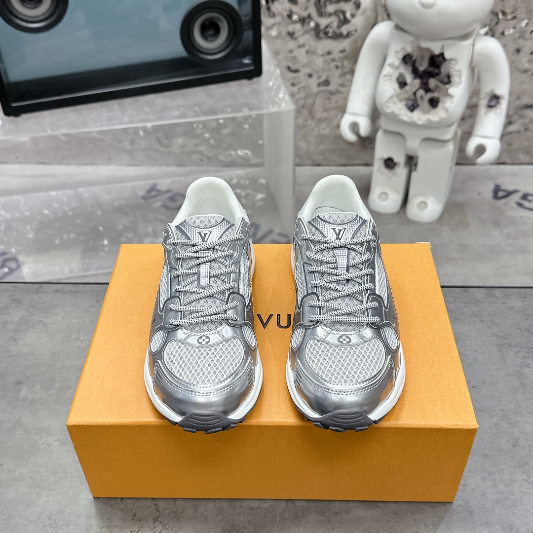 NO:240129,Men's 10 LV Louis Vuitton Donkey Brand Latest Olympia Series Couple Model Silver Horn King Casual Sports Shoes Running Shoes This model LV Olympia Sports Shoes combine mesh fabrics with metal texture synthetic leather and other technological fabrics, reinterpreting the classic running shoe design with a neat and simple design. Light EVA outsole makes for a comfortable and flexible wearing experience. Monogram embossed and LV letters and other rich details establish recognition. Delivery counter exquisite packaging Fabric: original imported technology fabric   mesh surface Inner original customized breathable mesh Sole original open mold rubber foam material Sole thickness 3.5CM Size: women's 35-40 / men's 39-44, casual shoes/sports shoes, louis vuitton, louis vuitton, louis vuitton, louis vuitton, alexander  wang,sneakers19860909男款10 LV 路易威登 驴牌 最新Olympia系列 情侣款 银角大王 休闲 运动鞋 跑鞋 本款 LV Olympia 运动鞋融合网格面料与金属质感合成皮革等科技面料,以利落简约设计重绎经典跑鞋设计.轻盈 EVA 外底成就舒弹穿着体验.Monogram 压纹与 LV 字母等丰富细节树立辨识度 配送专柜精美包装 面料:原版进口科技面料 网面 内里原版定制透气网里 鞋底原版开模橡胶发泡材质 底厚3.5CM Size:女款35-40 / 男款39-44,休闲鞋/运动鞋,louis vuitton,louis vuitton,louis vuitton,alexander wang,sneakers,Women's Shoes