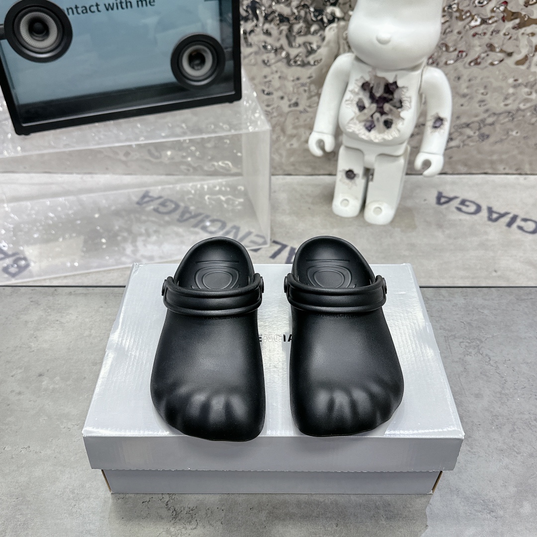 NO:240148,M#BALENCIAGA Balenciaga sunday mule Couple five-toed series Balenciaga design style has always been obvious, dark, motorcycle, exaggerated and uncommon #Balenciaga five-toed shoes Size 35 36 37 38 39 40 41 42 43 44 45 46, slippers, balenciaga, balenciaga, slippers19860909M#BALENCIAGA 巴黎世家包头拖鞋 BALENCIAGA 巴黎世家sunday mule 情侣款五趾系列巴黎世家的设计风格一直以来都是风格明显.暗黑.机车.夸张不走寻常路的 #巴黎世家五趾鞋 尺码35 36 37 38 39 40 41 42 43 44 45 46,拖鞋,balenciaga,balenciaga,slippers,Women's Shoes