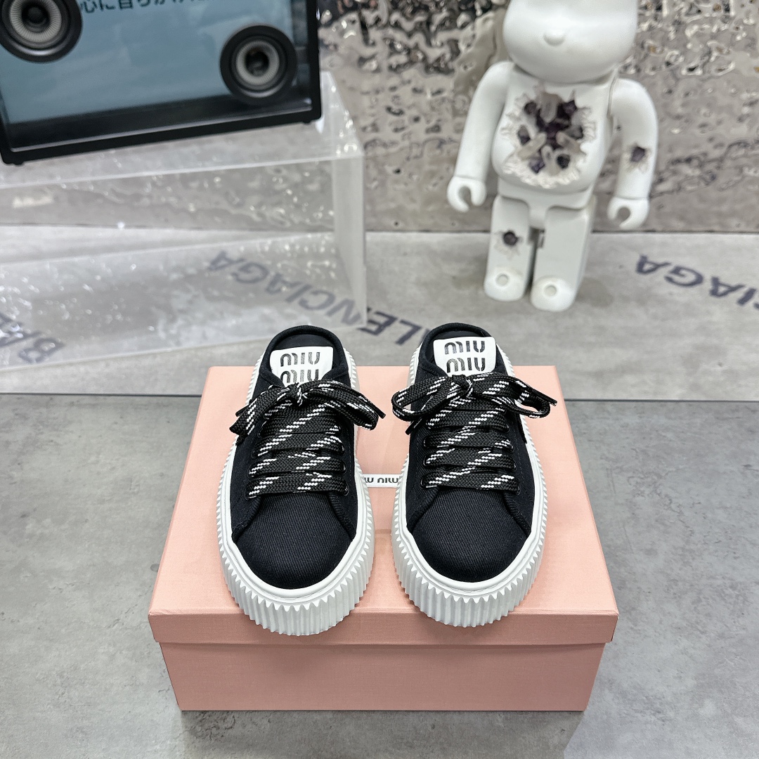 NO:416316,MiuMiu 2025ss new style, round toe thick-soled lace-up canvas shoes, biscuit shoes, casual sneakers, semi-trailed top version original version purchased and developed to make products. Miumiu's latest popular avant-garde and bold design. Miu Miu style is integrated into the simple lines of this thick-soled canvas sneaker. The unique logo is decorated on the tongue and back of the shoe, embellished with retro design, adding iconic elements!  Thick sole design defines avant-garde modern style. Original custom imported canvas material. Original custom imported canvas material. Original open molded anti-slip rubber outsole. Sole thickness is about 4.5cm. Size 35-40. Casual shoes/sports shoes semi-trails. Miumiu, sneakers.19860909MiuMiu·缪缪 2025ss新款 圆头厚底系带帆布鞋饼干鞋休闲运动鞋半拖 顶级版本原版购入开发做货 miumiu最新爆款前卫大胆的设计,Miu Miu风格融于此款厚底帆布运动鞋的简约线条,别致徽标饰于鞋舌与背面,点缀复古设计,平添标志性元素！厚底设计定义前卫的现代风格 面料原版定制进口帆布材质 内里原版定制进口帆布材质 鞋底原版开模防滑橡胶大底 底厚约4.5cm 码数35-40,休闲鞋/运动鞋半拖,miumiu,sneakers,Women's Shoes