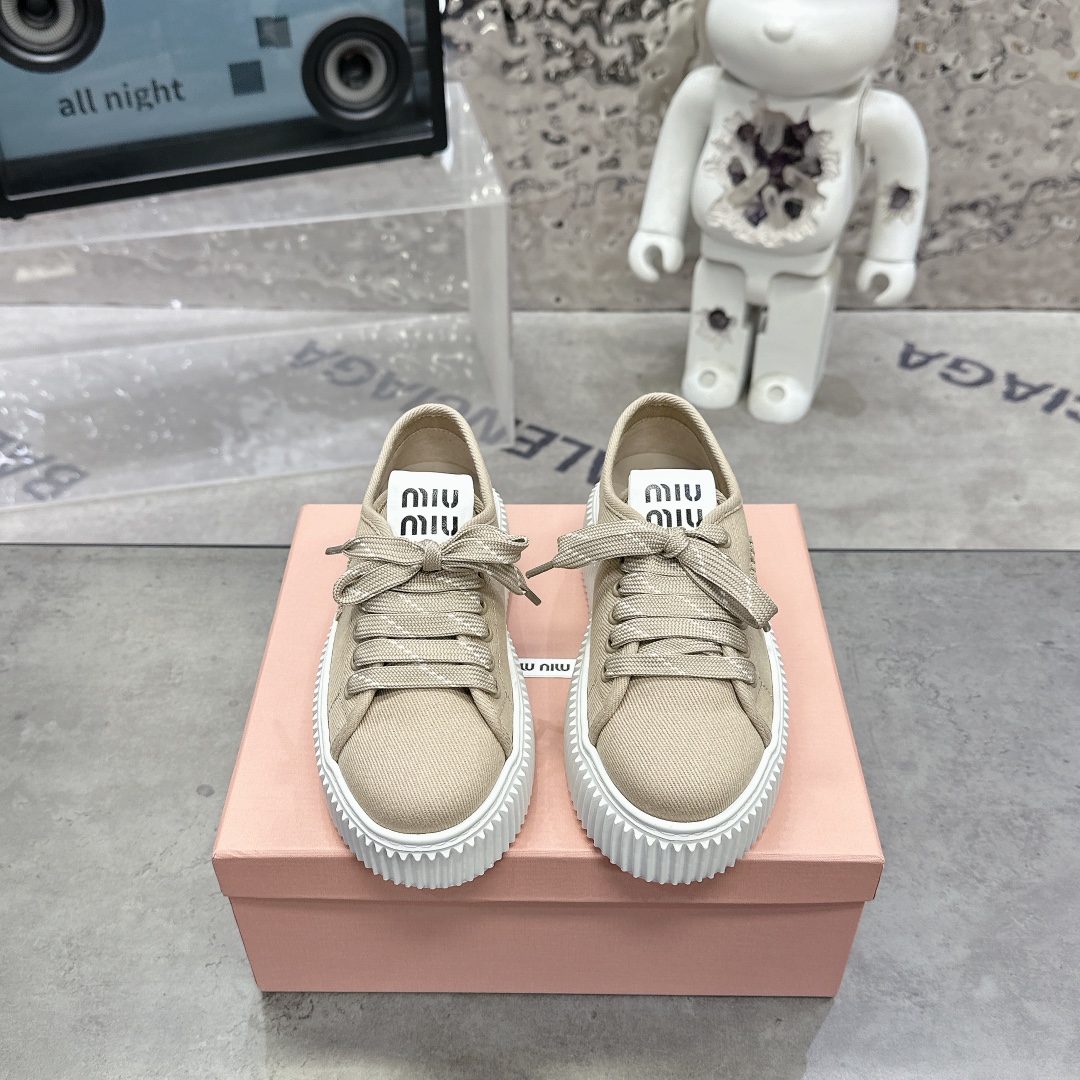NO:416324,MiuMiu 2025ss new round toe thick-soled lace-up canvas shoes cookies shoes casual sneakers top version original purchase and development. Miumiu's latest popular avant-garde and bold design. Miu Miu style is integrated into the simple lines of this thick-soled canvas sneaker. The unique logo is decorated on the tongue and back of the shoe, embellished with the retro design, adding iconic elements!  Thick sole design defines avant-garde modern style. Original custom imported canvas material. Original custom imported canvas material. Original open molded anti-slip rubber outsole. Sole thickness is about 4.5cm. Size 35-40. Casual shoes/sports shoes semi-trails. Miumiu, sneakers.19860909MiuMiu·缪缪 2025ss新款 圆头厚底系带帆布鞋饼干鞋休闲运动鞋 顶级版本原版购入开发做货 miumiu最新爆款前卫大胆的设计,Miu Miu风格融于此款厚底帆布运动鞋的简约线条,别致徽标饰于鞋舌与背面,点缀复古设计,平添标志性元素！厚底设计定义前卫的现代风格 面料原版定制进口帆布材质 内里原版定制进口帆布材质 鞋底原版开模防滑橡胶大底 底厚约4.5cm 码数35-40,休闲鞋/运动鞋半拖,miumiu,sneakers,Women's Shoes
