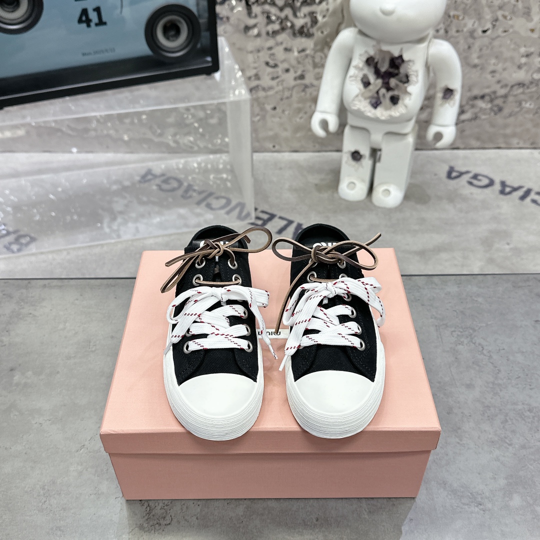 NO:416306,MiuMiu 25ss Spring and Summer New American retro style biscuit shoes Casual canvas shoes Pair of lace cloth shoes semi-trailed, and the pair of lace cloth shoes are popular. A must-have for the lace cloth shoes~ Simple and high-end. It is very comfortable to match with the feet casually, and it is a must-have for the year!  The latest spring and summer catwalk cloth shoes are popular among domestic and foreign bloggers. The Xiaohongshu grass planting series, the retro and fashionable and beautiful sneaker design, and the highly recognizable shoe tongue creates a Buddhist sweet casual style~~ The aura of the foot is very casual!  Original custom high-density canvas, inner foot pad breathable canvas, cowhide, original sole, open mold, two-color rubber outsole, size 35-40, casual shoes/sports shoes semi-trail, miumiu, sneakers, cowhide19860909MiuMiu 缪缪 25ss春夏新款美式复古风饼干鞋 休闲帆布鞋 双鞋带布鞋半拖 颜值担当火爆双鞋带布鞋 不得不入的一款～简约高级 随意搭配上脚非常舒适,年度必入款！春夏最新走秀款布鞋国内外博主刷爆的一款,小红书种草系列,复古又时髦上脚美炸了简约的运动板鞋设计,极具辨识度的鞋舌,打造佛系甜美的休闲风~~上脚气场十足随意搭配！ 鞋面原版定制高密度帆布 内里垫脚透气帆布 牛皮 鞋底原版开模双色橡胶大底 码数35-40,休闲鞋/运动鞋半拖,miumiu,sneakers,cowhide,Women's Shoes