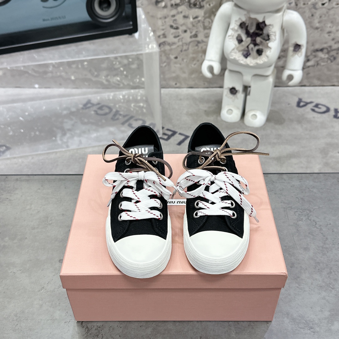 NO:416312,MiuMiu 25ss Spring and Summer New American retro style biscuit shoes Casual canvas shoes Pair of lace cloth shoes A pair of lace cloth shoes A pair of lace cloth shoes that have a strong appearance~ Simple and high-end style. It is very comfortable to match with the feet casually, and it is a must-have for the year!  The latest spring and summer catwalk cloth shoes are popular among domestic and foreign bloggers. The Xiaohongshu grass planting series, the retro and fashionable and beautiful sneaker design, and the highly recognizable shoe tongue creates a Buddhist sweet casual style~~ The aura on the feet is very casual!  Original custom high-density canvas, inner foot pad breathable canvas, cowhide, original sole, open mold, two-color rubber outsole, size 35-40, casual shoes/sports shoes semi-trail, miumiu, sneakers, cowhide19860909MiuMiu 缪缪 25ss春夏新款美式复古风饼干鞋 休闲帆布鞋 双鞋带布鞋 颜值担当火爆双鞋带布鞋 不得不入的一款～简约高级 随意搭配上脚非常舒适,年度必入款！春夏最新走秀款布鞋国内外博主刷爆的一款,小红书种草系列,复古又时髦上脚美炸了简约的运动板鞋设计,极具辨识度的鞋舌,打造佛系甜美的休闲风~~上脚气场十足随意搭配！ 鞋面原版定制高密度帆布 内里垫脚透气帆布 牛皮 鞋底原版开模双色橡胶大底 码数35-40,休闲鞋/运动鞋半拖,miumiu,sneakers,cowhide,Women's Shoes