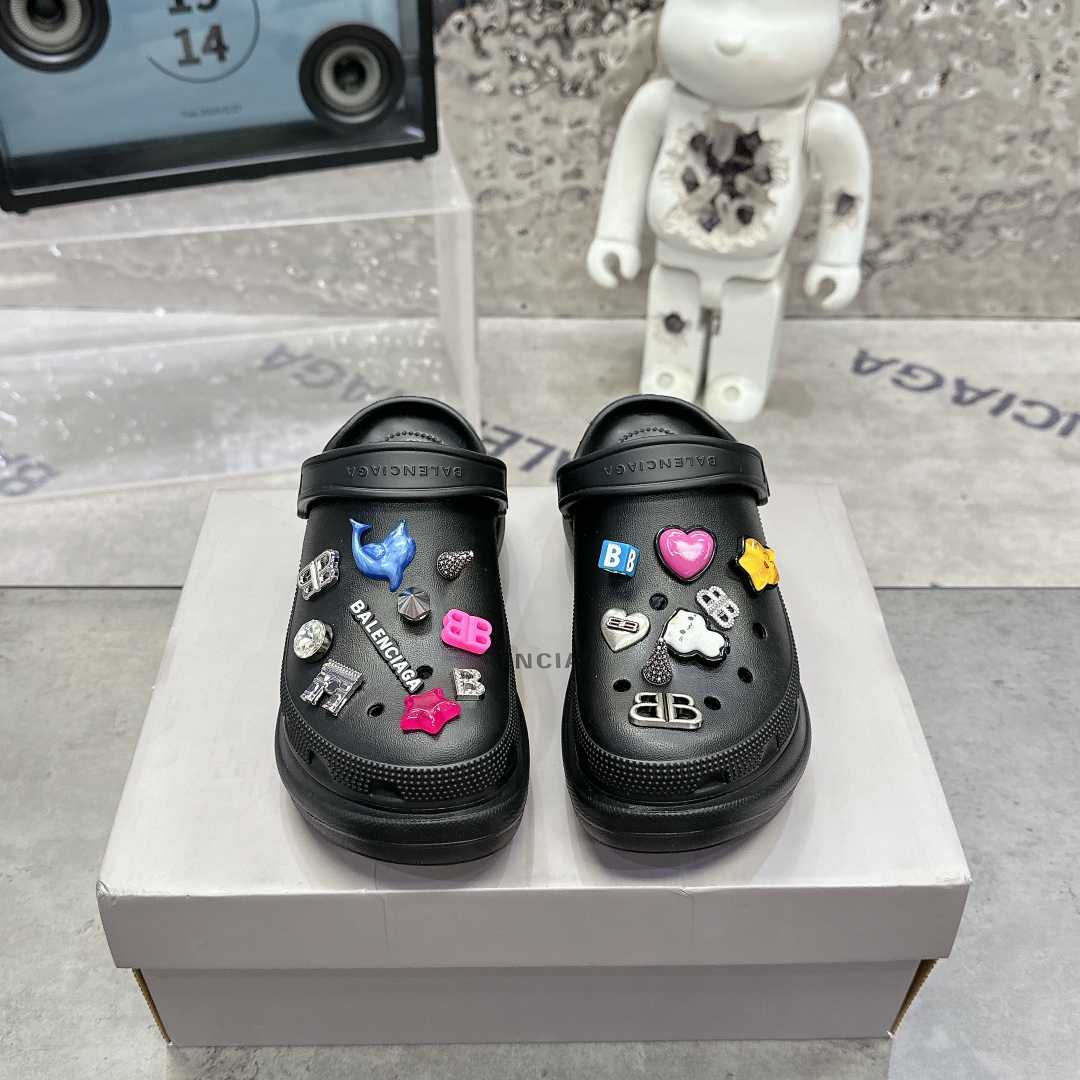 NO:416255,Men's size BalenciagaCrocs Balenciaga Couple model #CROCS MULE JIBBITZ Silver Hole Shoes Heightening Thick-soled Sandals Zhiduoxing Crocs Fancy DIY Hole Slippers~ Cat buckles love buckles are so cute Cheating height-enhancing artifact Size35 36 37 38 39 Men's size 40 41 42 43 44, slippers, balenciaga, balenciaga, sandals, slippers19860909男码 BalenciagaCrocs 巴黎世家联名卡骆驰情侣款#CROCS MULE JIBBITZ银色洞洞鞋 增高厚底凉鞋 智多星Crocs 花式DIY洞洞拖鞋～猫咪扣爱心扣都好可爱 作弊增高神器 Size35 36 37 38 39 男码40 41 42 43 44,拖鞋,balenciaga,balenciaga,sandals,slippers,Women's Shoes