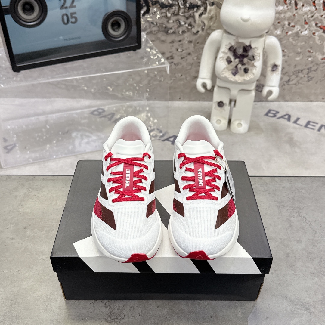 NO:615784,Adidas Adizero Evo SL Adidas ultra-light breathable cushioning running shoes. Co-branded color matching. The overall appearance is very similar to adiZero Adios Pro EVO 1. The midsole configuration is equipped with full-length Lightstrike Pro. The upper is made of breathable mesh. It is suitable for the positioning of daily training shoes and is more durable. The outsole is given Continental rubber and the previous generation racing flagship adidas Adizero Adios Pro 3. Regional distribution. Size 39 40  40.5 41 42 42.5 43 44 45, casual shoes/sports shoes, adidas, dior, sneakers19860909Adidas Adizero Evo SL阿迪超轻透气缓震跑鞋 联名配色 整体外观造型与adiZero Adios Pro EVO 1非常相似 中底配置方面搭载全掌Lightstrike Pro 鞋面采用透气网面示人 契合日常训练鞋的定位 更加耐用 外底给到了马牌橡胶 及上代竞速旗舰adidas Adizero Adios Pro 3区域分布 尺码39 40 40.5 41 42 42.5 43 44 45,休闲鞋/运动鞋,adidas,dior,sneakers,Women's Shoes