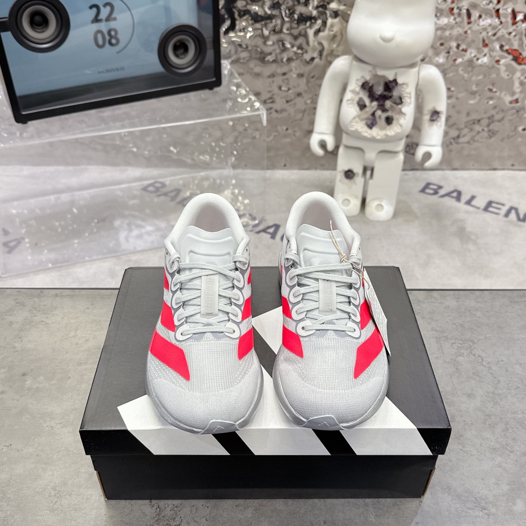 NO:615787,Adidas Adizero Evo SL Adidas ultra-light breathable cushioning running shoes. The overall appearance is very similar to adiZero Adios Pro EVO 1. The midsole configuration is equipped with a full-length Lightstrike Pro. The upper is made of breathable mesh. It is suitable for the positioning of daily training shoes and is more durable. The outsole is made of Continental rubber and the previous generation racing flagship adidas Adizero Adios Pro 3. Regional distribution. Size 36 36.5 37  38 38.5 39 40 40.5 41 42 42.5 43 44 45, casual shoes/sports shoes, adidas, dior, sneakers19860909Adidas Adizero Evo SL阿迪超轻透气缓震跑鞋 整体外观造型与adiZero Adios Pro EVO 1非常相似 中底配置方面搭载全掌Lightstrike Pro 鞋面采用透气网面示人 契合日常训练鞋的定位 更加耐用 外底给到了马牌橡胶 及上代竞速旗舰adidas Adizero Adios Pro 3区域分布 尺码36 36.5 37 38 38.5 39 40 40.5 41 42 42.5 43 44 45,休闲鞋/运动鞋,adidas,dior,sneakers,Women's Shoes