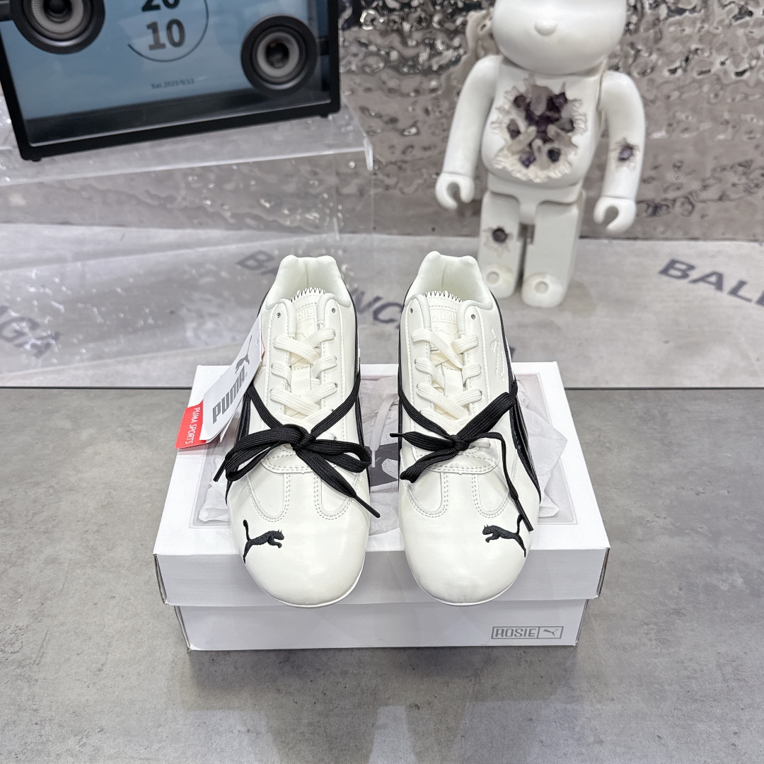 NO:615772,Rose x Puma RS 25ss racing moral training shoes Puma Speedcat series autumn and winter joint thin-soled racing moral training double lace casual shoes and sneakers!  Classic combines ROSE's innate charm and sporty style to push the classic and calm daily sports aesthetics to a new level. The addition of creative bow ties shows playfulness and agility. The perfect fusion of fashion and sports is undoubtedly a passionate collision of fashion and sports!  The unique fashion vision and Puma's sports tradition are perfectly combined to bring you an unprecedented sense of high-end, which is simply amazing!  Size 35.5-45 (official sizes are consistent with half sizes), casual shoes/sports shoes, sneakers19860909Rose x Puma RS 25ss赛车德训鞋 彪马 Speedcat 系列 秋冬联名款薄底赛车德训双鞋带休闲鞋球鞋！经典 融合了ROSE与生俱来的率性魅力与运动型格将经典从容的日常运动美学推向全新境界,增设创意蝴蝶结绑带尽显俏皮灵动,时尚与运动的完美融合,无疑是一次时尚与运动的激情碰撞！ 独特的时尚视野与彪马的运动传统完美结合,为您带来前所未 高级感满满,简直不要太赞！ 码数35.5-45（带半码 官方尺寸一致）,休闲鞋/运动鞋,sneakers,Women's Shoes