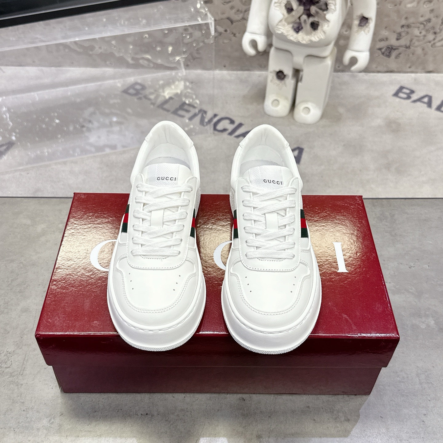 NO:615768,Gucci's latest popular thick-soled white shoes are designed to mix sports and leisure with both trendy concepts and retro atmosphere. The new series continues to seek inspiration from daily life in other eras and incorporates the current design essence. Made of GG printed embossed leather, decorated with the classic double G monogram intertwined pattern, showing the profound connotation of the brand logo. Fabric: original silk cowhide. Lining: cowhide pad. Foot: original double G pad. Outsole: IP foam. Tongue size: air-compressed original code. Packaging: Complete set with handbag Remarks: All details are compared with the original plate Matching sizes: Women-35-40 Men 39-45, casual shoes/sports shoes, gucci, sneakers, cowhide19860909Gucci最新爆款厚底小白鞋运动与休闲混搭设计既有潮流的理念又有复古风的气息.全新系列继续从其他时代的日常生活中寻找灵感,并融入当下的设计精髓GG 印花压纹皮革制作,饰以经典双 G 字母交织图案,尽显深厚的品牌标识内涵 面料:原板丝绸牛皮 内里:牛裡牛垫 垫脚:原板双G垫 大底:IP发泡 鞋舌码数:空压原码 包装:全套配手提袋 备注:所有细节均有原板对比 配码: 女-35-40男39-45,休闲鞋/运动鞋,gucci,sneakers,cowhide,Women's Shoes