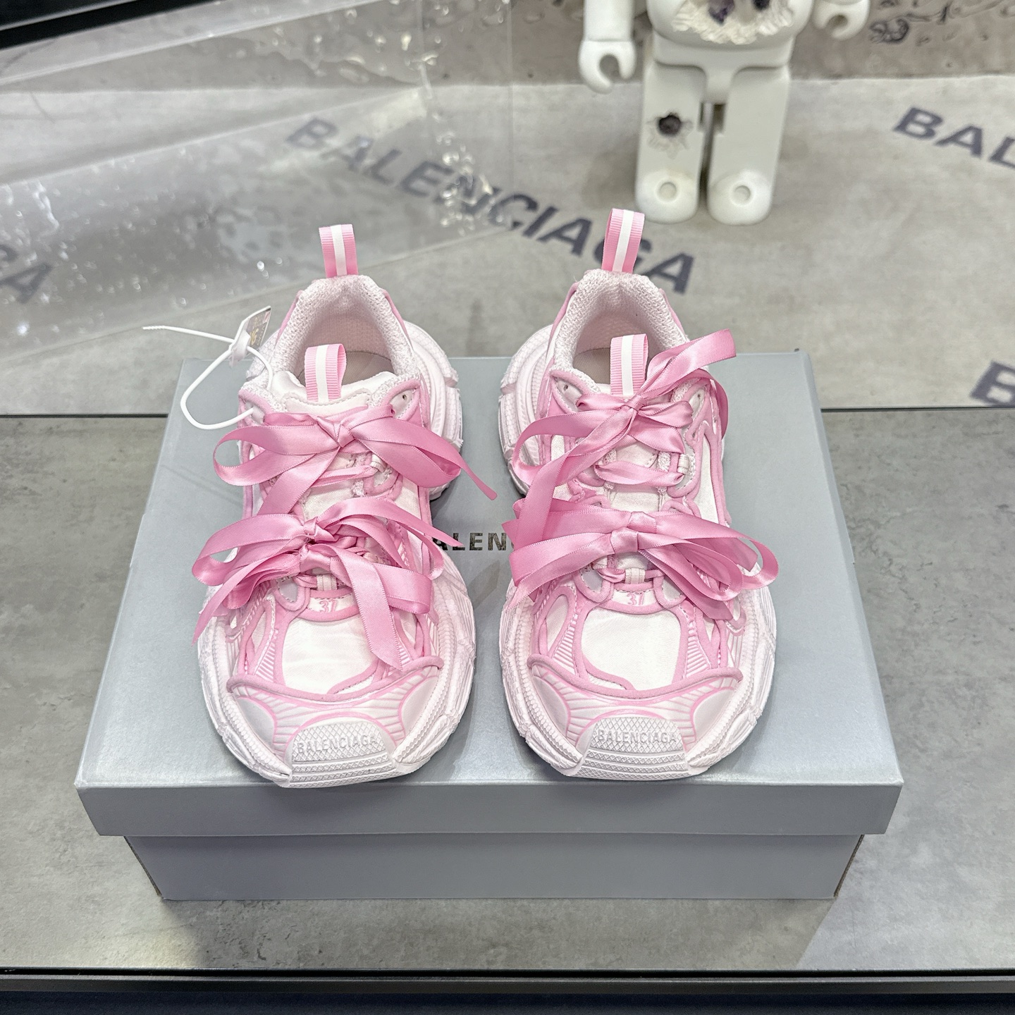 NO:615760,Balenciaga 3XL lace-up distressed dad shoes Ribbon bow style Exclusive first release of raw material assembly Authoritative real shot 1:1 ratio weight Original insole Correctly distressed effect Midsole equipped with lightweight foam EVA cushioning midsole Combination anti-slip rubber outsole Full set of counter packaging Size 35-46, dad shoes, balenciaga19860909Balenciaga 3XL 系带做旧老爹鞋 丝带蝴蝶结款 原材料组装独家首发 权威实拍 1:1比例克重 原装鞋垫 正确做旧效果 中底搭载轻量发泡EVA缓震中底 组合防滑橡胶大底 全套专柜包装 尺码35-46,老爹鞋,balenciaga,Women's Shoes