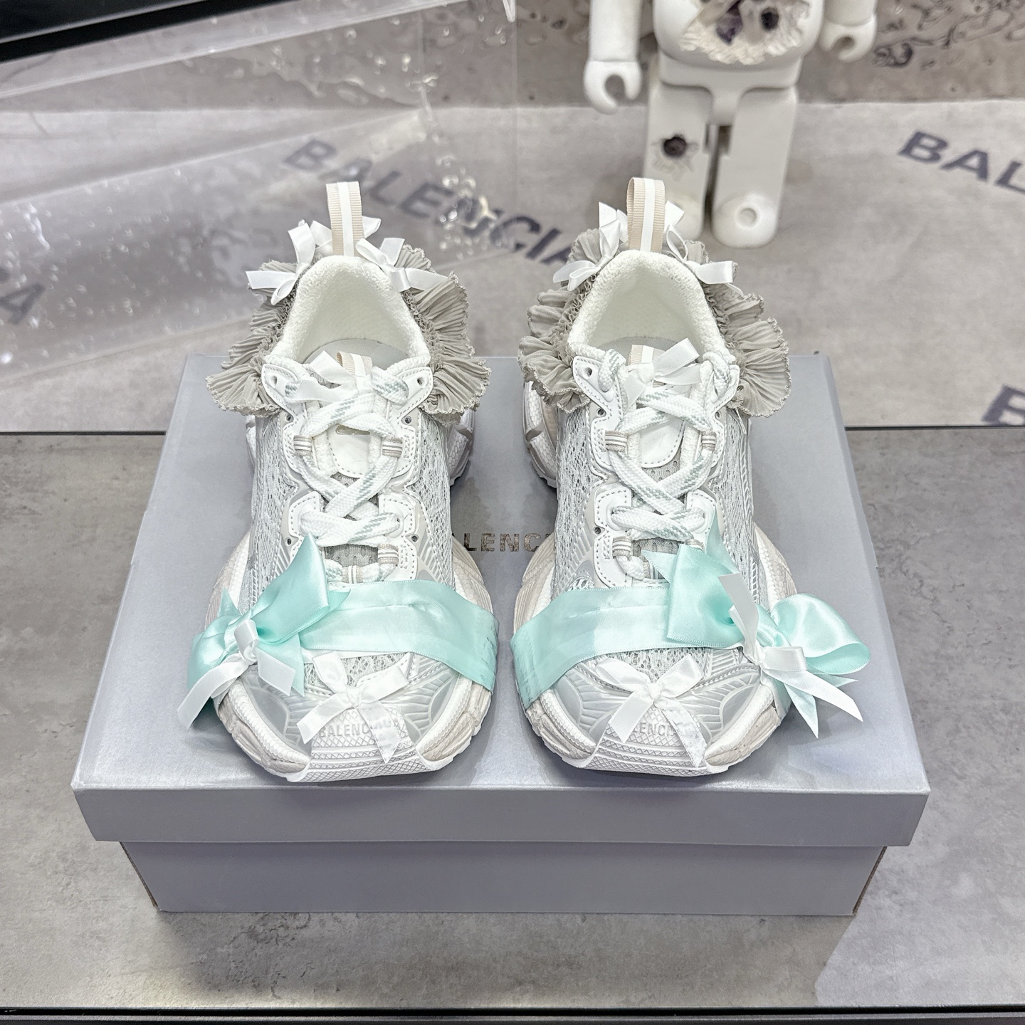 NO:615762,Balenciaga 3XL lace-up distressed dad shoes, lace style, exclusive first release of raw material assembly, authoritative real shot, 1:1 ratio weight, original insole, correct distressing effect, midsole equipped with lightweight foam EVA cushioning midsole, combined anti-slip rubber outsole, full set of counter packaging, size 35-46, dad shoes, balenciaga19860909Balenciaga 3XL 系带做旧老爹鞋 蕾丝花边款 原材料组装独家首发 权威实拍 1:1比例克重 原装鞋垫 正确做旧效果 中底搭载轻量发泡EVA缓震中底 组合防滑橡胶大底 全套专柜包装 尺码35-46,老爹鞋,balenciaga,Women's Shoes