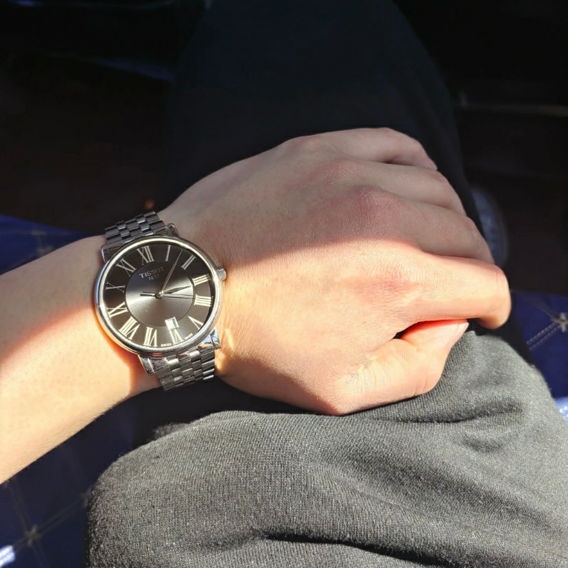 💰300【黄晓明同款】
TISSOT 天梭 卡森臻我系列 石英机芯 罗马刻度简约休闲男表T122.410.11.033.00
从拂晓到黄昏,从薄暮到夜色,穿梭于不同的场景,在瞬息万变的角色转换中,每一个角色都因 “我”而生。这一刻,天梭表用镜头捕捉都市新青年,在一天中的不同时刻和角色。无论角色如何转变,他们始终游刃有余,自如呈现真实的自我。
天梭表沉淀166年制表工艺,将魅力四射的都市活力倾注于卡森臻我系列腕表中,以经典时尚的表款设计匹配当代都市新青年简约优雅的风范无畏前行,做真实的自己。
颜色:黑色
表盘:40mm
表镜:蓝宝石强化玻璃
配专柜全套礼盒包装