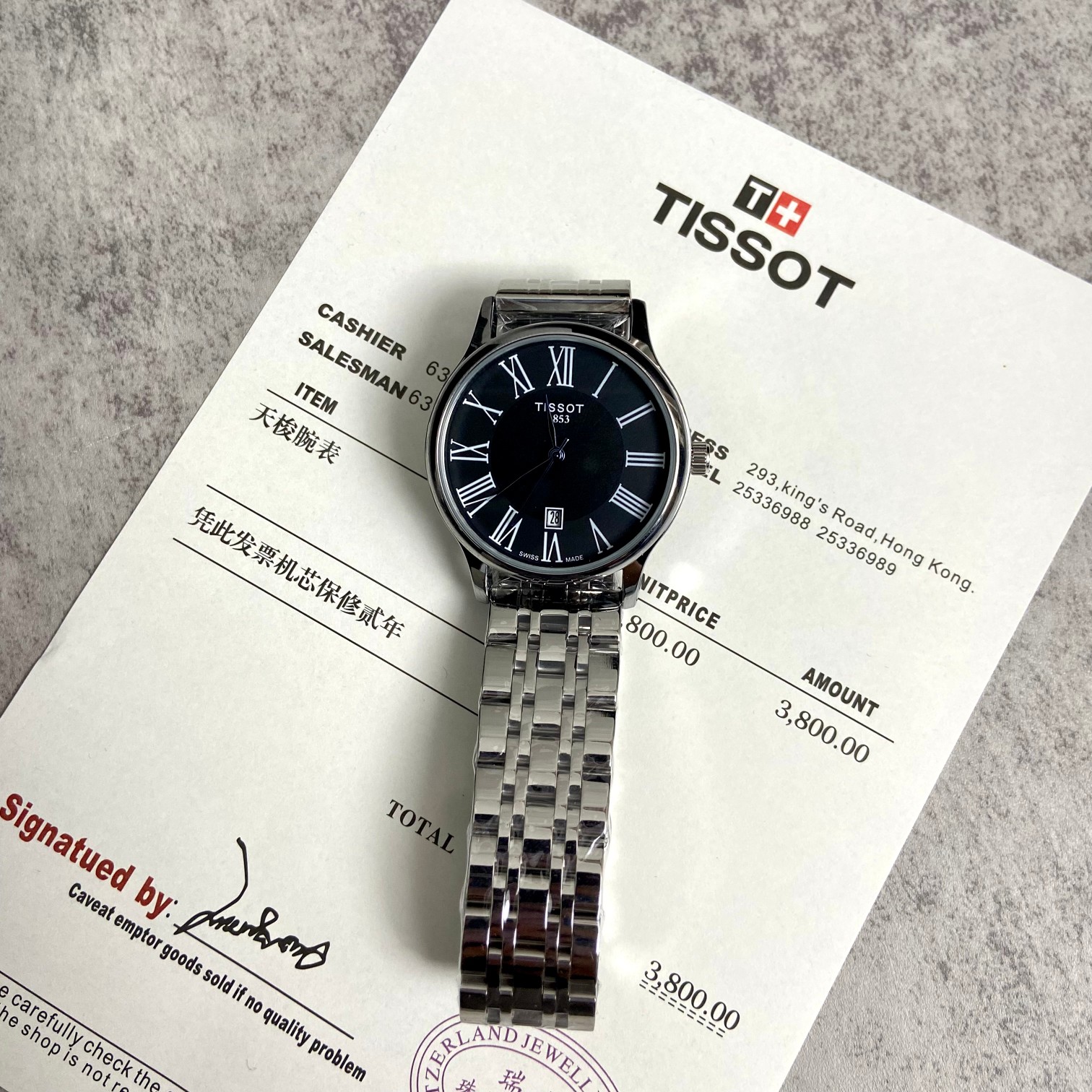 💰300【黄晓明同款】
TISSOT 天梭 卡森臻我系列 石英机芯 罗马刻度简约休闲男表T122.410.11.033.00
从拂晓到黄昏,从薄暮到夜色,穿梭于不同的场景,在瞬息万变的角色转换中,每一个角色都因 “我”而生。这一刻,天梭表用镜头捕捉都市新青年,在一天中的不同时刻和角色。无论角色如何转变,他们始终游刃有余,自如呈现真实的自我。
天梭表沉淀166年制表工艺,将魅力四射的都市活力倾注于卡森臻我系列腕表中,以经典时尚的表款设计匹配当代都市新青年简约优雅的风范无畏前行,做真实的自己。
颜色:黑色
表盘:40mm
表镜:蓝宝石强化玻璃
配专柜全套礼盒包装