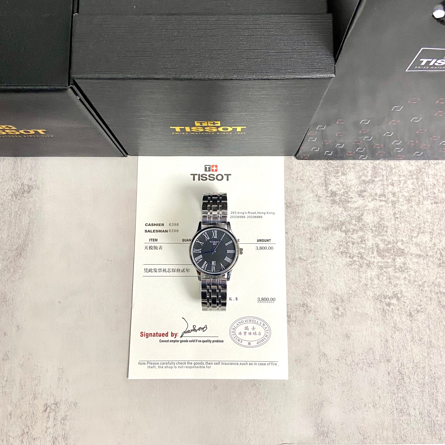 💰300【黄晓明同款】
TISSOT 天梭 卡森臻我系列 石英机芯 罗马刻度简约休闲男表T122.410.11.033.00
从拂晓到黄昏,从薄暮到夜色,穿梭于不同的场景,在瞬息万变的角色转换中,每一个角色都因 “我”而生。这一刻,天梭表用镜头捕捉都市新青年,在一天中的不同时刻和角色。无论角色如何转变,他们始终游刃有余,自如呈现真实的自我。
天梭表沉淀166年制表工艺,将魅力四射的都市活力倾注于卡森臻我系列腕表中,以经典时尚的表款设计匹配当代都市新青年简约优雅的风范无畏前行,做真实的自己。
颜色:黑色
表盘:40mm
表镜:蓝宝石强化玻璃
配专柜全套礼盒包装