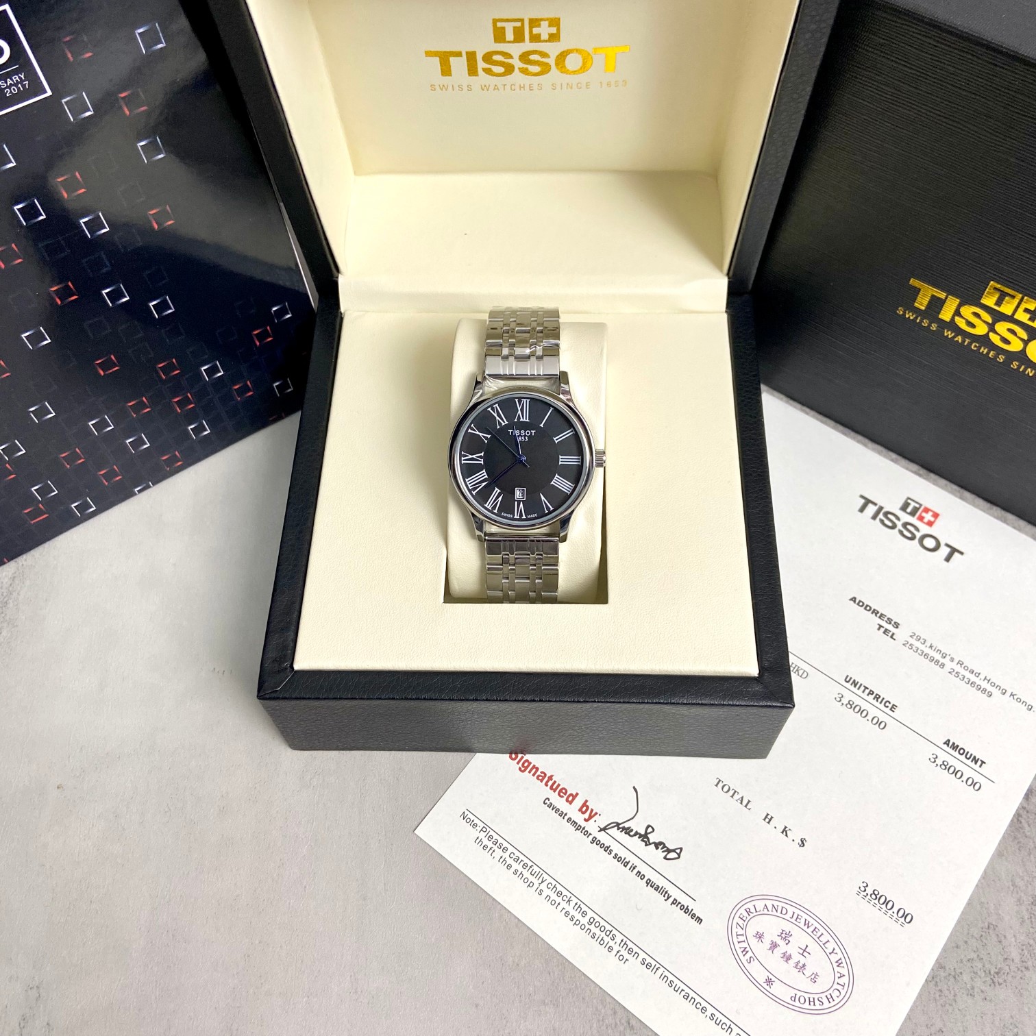 💰300【黄晓明同款】
TISSOT 天梭 卡森臻我系列 石英机芯 罗马刻度简约休闲男表T122.410.11.033.00
从拂晓到黄昏,从薄暮到夜色,穿梭于不同的场景,在瞬息万变的角色转换中,每一个角色都因 “我”而生。这一刻,天梭表用镜头捕捉都市新青年,在一天中的不同时刻和角色。无论角色如何转变,他们始终游刃有余,自如呈现真实的自我。
天梭表沉淀166年制表工艺,将魅力四射的都市活力倾注于卡森臻我系列腕表中,以经典时尚的表款设计匹配当代都市新青年简约优雅的风范无畏前行,做真实的自己。
颜色:黑色
表盘:40mm
表镜:蓝宝石强化玻璃
配专柜全套礼盒包装