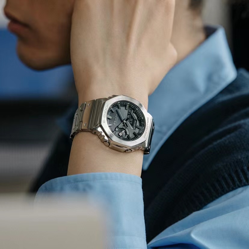 255💰（编号0031）
CASIO 卡西欧 G-SHOCK时尚潮流运动男士腕表金属八角表 GM-B2100D-1APRT
劲酷「金属八角」，助力释放高阶潜能
G-SHOCK推出全新【金属八角】GM-B2100系列腕表，在不同工艺的交错组合下，坚韧风格与先锋态度在此碰撞。金属外观结合八边形造型彰显经典格调，多种抛光技术打磨，流淌质感光泽;搭配同色金属表带，锻造腕间格调。
日本西铁城机芯，小针可动，性能稳定，正品1:1 开模，原版树脂表带，手感、重量、质感秒杀普通货，好货耐造，经过专业QC质检，做工保证，专柜六件套包装
颜色：银色