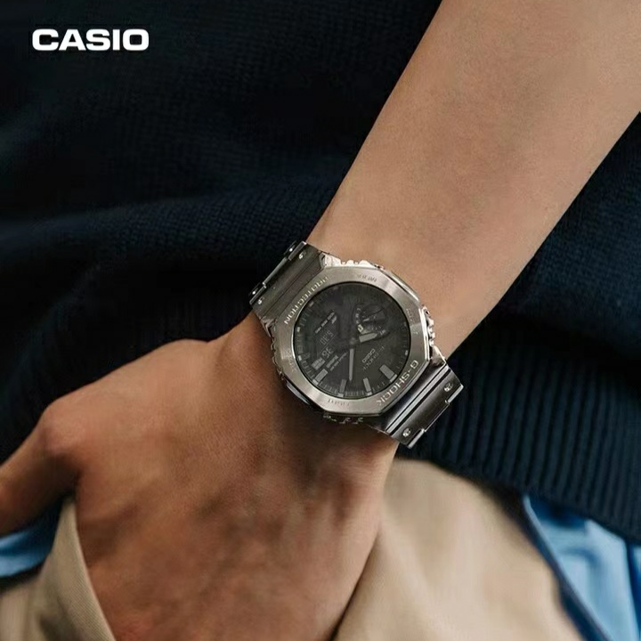 255💰（编号0031）
CASIO 卡西欧 G-SHOCK时尚潮流运动男士腕表金属八角表 GM-B2100D-1APRT
劲酷「金属八角」，助力释放高阶潜能
G-SHOCK推出全新【金属八角】GM-B2100系列腕表，在不同工艺的交错组合下，坚韧风格与先锋态度在此碰撞。金属外观结合八边形造型彰显经典格调，多种抛光技术打磨，流淌质感光泽;搭配同色金属表带，锻造腕间格调。
日本西铁城机芯，小针可动，性能稳定，正品1:1 开模，原版树脂表带，手感、重量、质感秒杀普通货，好货耐造，经过专业QC质检，做工保证，专柜六件套包装
颜色：银色