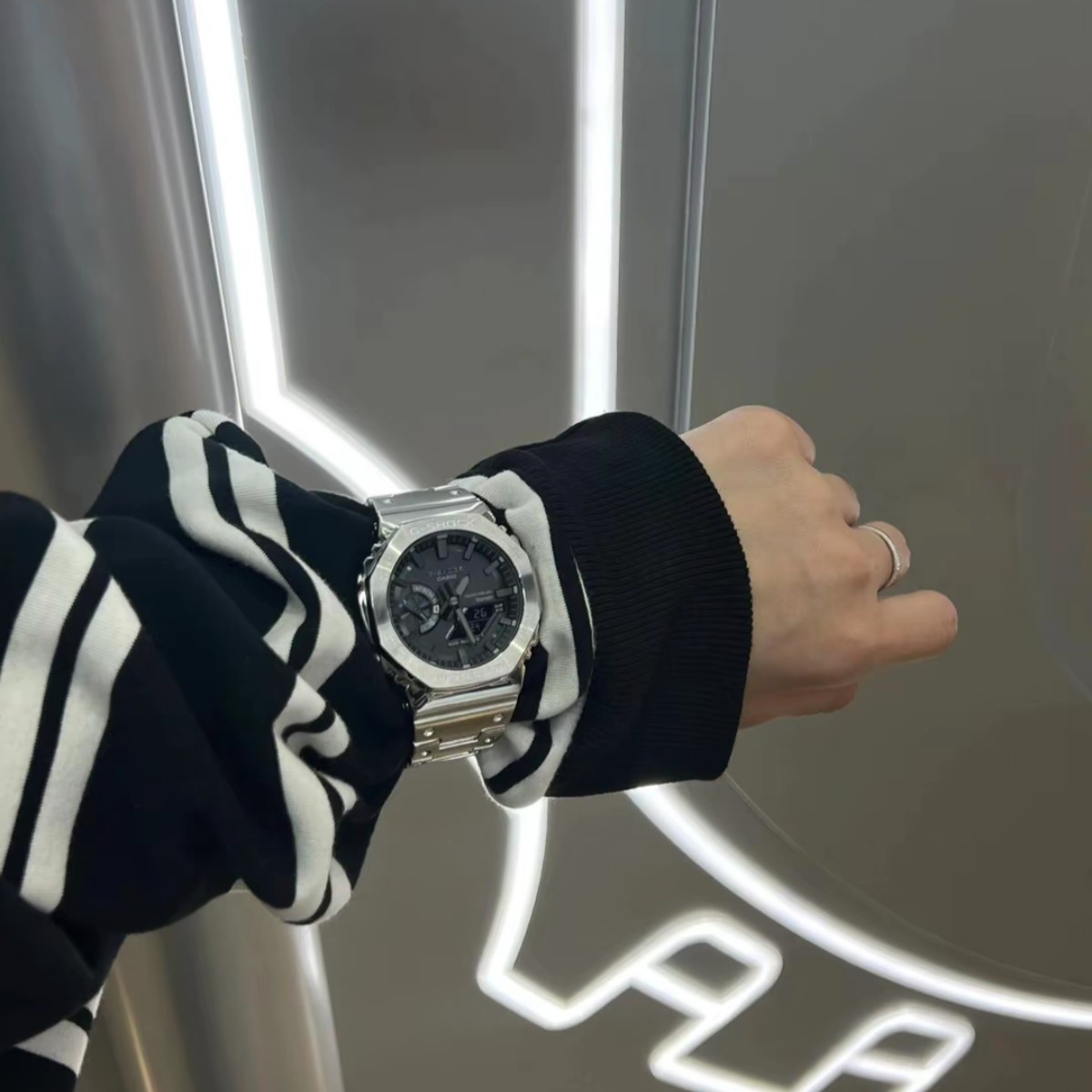 255💰（编号0031）
CASIO 卡西欧 G-SHOCK时尚潮流运动男士腕表金属八角表 GM-B2100D-1APRT
劲酷「金属八角」，助力释放高阶潜能
G-SHOCK推出全新【金属八角】GM-B2100系列腕表，在不同工艺的交错组合下，坚韧风格与先锋态度在此碰撞。金属外观结合八边形造型彰显经典格调，多种抛光技术打磨，流淌质感光泽;搭配同色金属表带，锻造腕间格调。
日本西铁城机芯，小针可动，性能稳定，正品1:1 开模，原版树脂表带，手感、重量、质感秒杀普通货，好货耐造，经过专业QC质检，做工保证，专柜六件套包装
颜色：银色