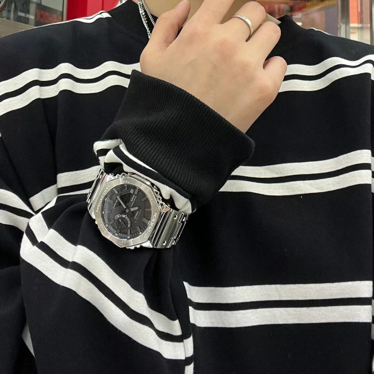 255💰（编号0031）
CASIO 卡西欧 G-SHOCK时尚潮流运动男士腕表金属八角表 GM-B2100D-1APRT
劲酷「金属八角」，助力释放高阶潜能
G-SHOCK推出全新【金属八角】GM-B2100系列腕表，在不同工艺的交错组合下，坚韧风格与先锋态度在此碰撞。金属外观结合八边形造型彰显经典格调，多种抛光技术打磨，流淌质感光泽;搭配同色金属表带，锻造腕间格调。
日本西铁城机芯，小针可动，性能稳定，正品1:1 开模，原版树脂表带，手感、重量、质感秒杀普通货，好货耐造，经过专业QC质检，做工保证，专柜六件套包装
颜色：银色