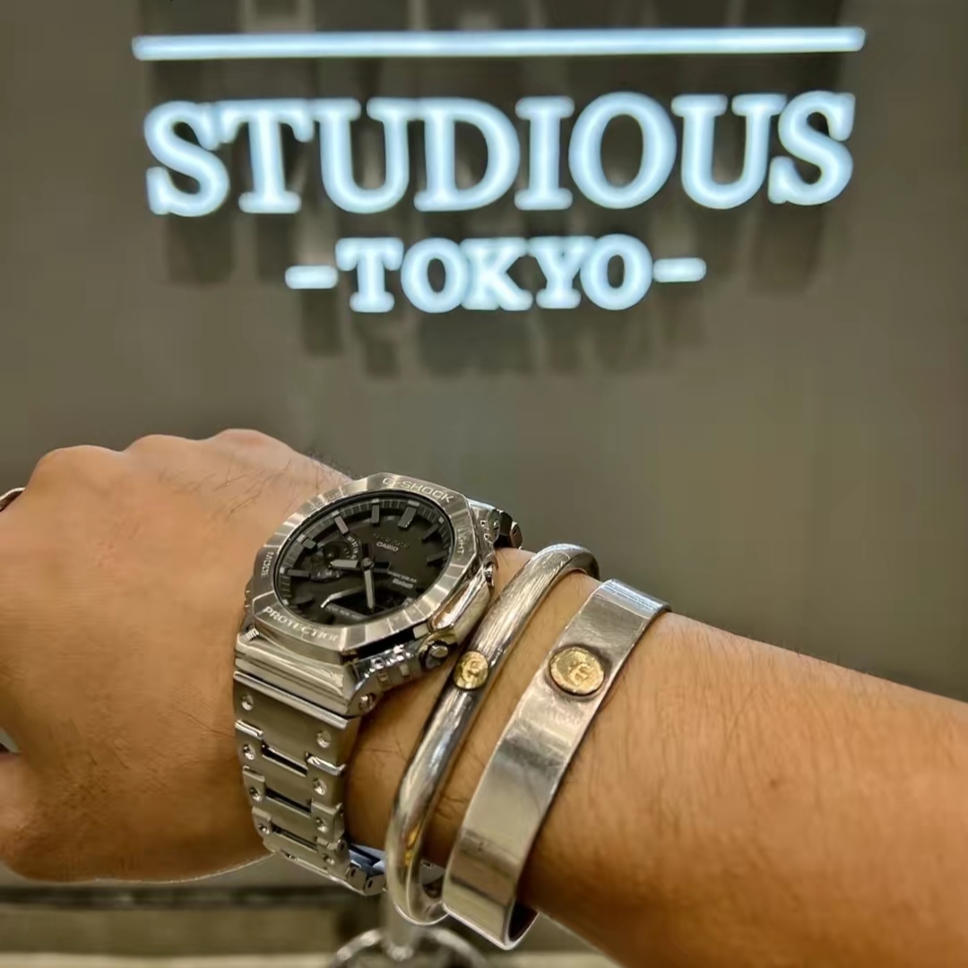 255💰（编号0031）
CASIO 卡西欧 G-SHOCK时尚潮流运动男士腕表金属八角表 GM-B2100D-1APRT
劲酷「金属八角」，助力释放高阶潜能
G-SHOCK推出全新【金属八角】GM-B2100系列腕表，在不同工艺的交错组合下，坚韧风格与先锋态度在此碰撞。金属外观结合八边形造型彰显经典格调，多种抛光技术打磨，流淌质感光泽;搭配同色金属表带，锻造腕间格调。
日本西铁城机芯，小针可动，性能稳定，正品1:1 开模，原版树脂表带，手感、重量、质感秒杀普通货，好货耐造，经过专业QC质检，做工保证，专柜六件套包装
颜色：银色