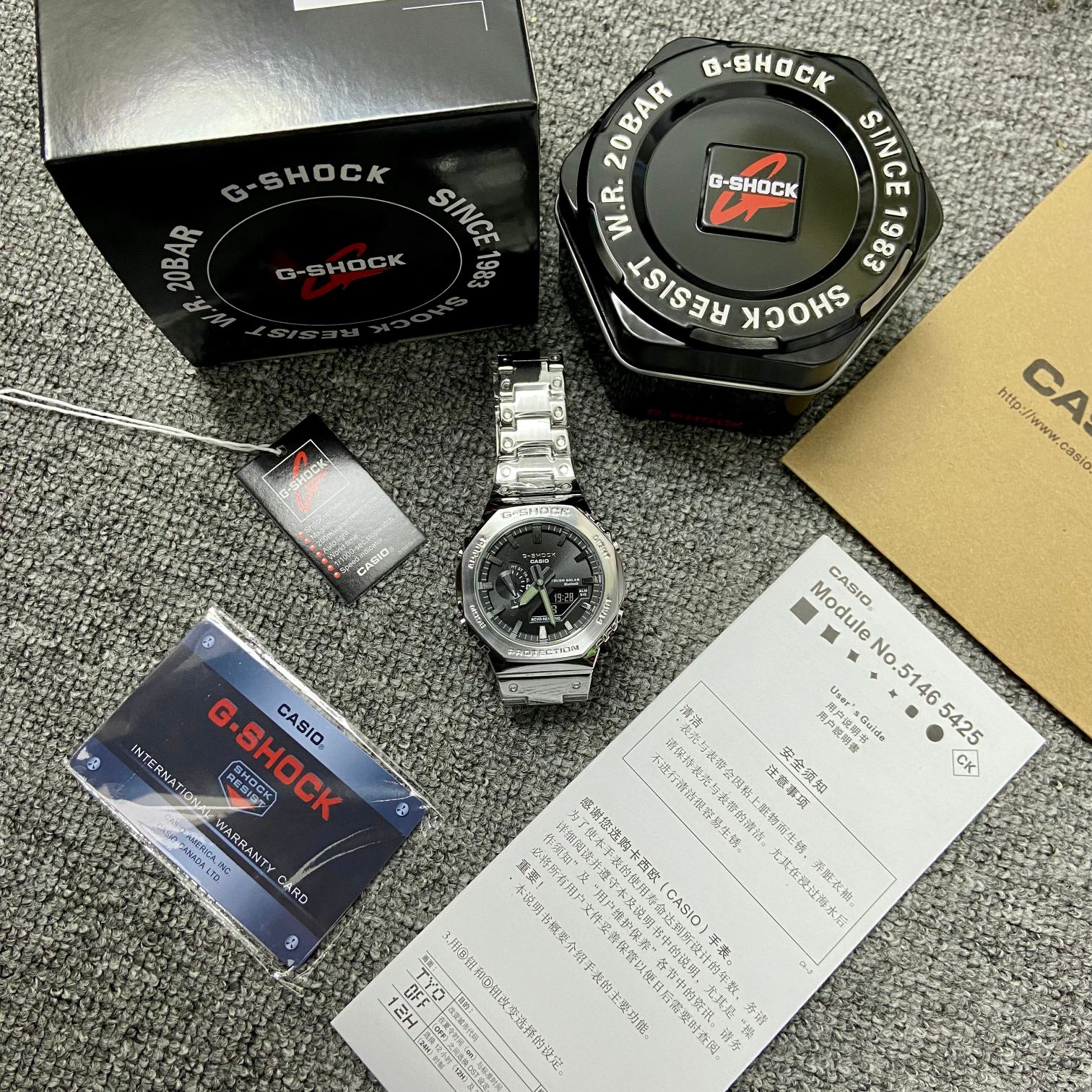 255💰（编号0031）
CASIO 卡西欧 G-SHOCK时尚潮流运动男士腕表金属八角表 GM-B2100D-1APRT
劲酷「金属八角」，助力释放高阶潜能
G-SHOCK推出全新【金属八角】GM-B2100系列腕表，在不同工艺的交错组合下，坚韧风格与先锋态度在此碰撞。金属外观结合八边形造型彰显经典格调，多种抛光技术打磨，流淌质感光泽;搭配同色金属表带，锻造腕间格调。
日本西铁城机芯，小针可动，性能稳定，正品1:1 开模，原版树脂表带，手感、重量、质感秒杀普通货，好货耐造，经过专业QC质检，做工保证，专柜六件套包装
颜色：银色