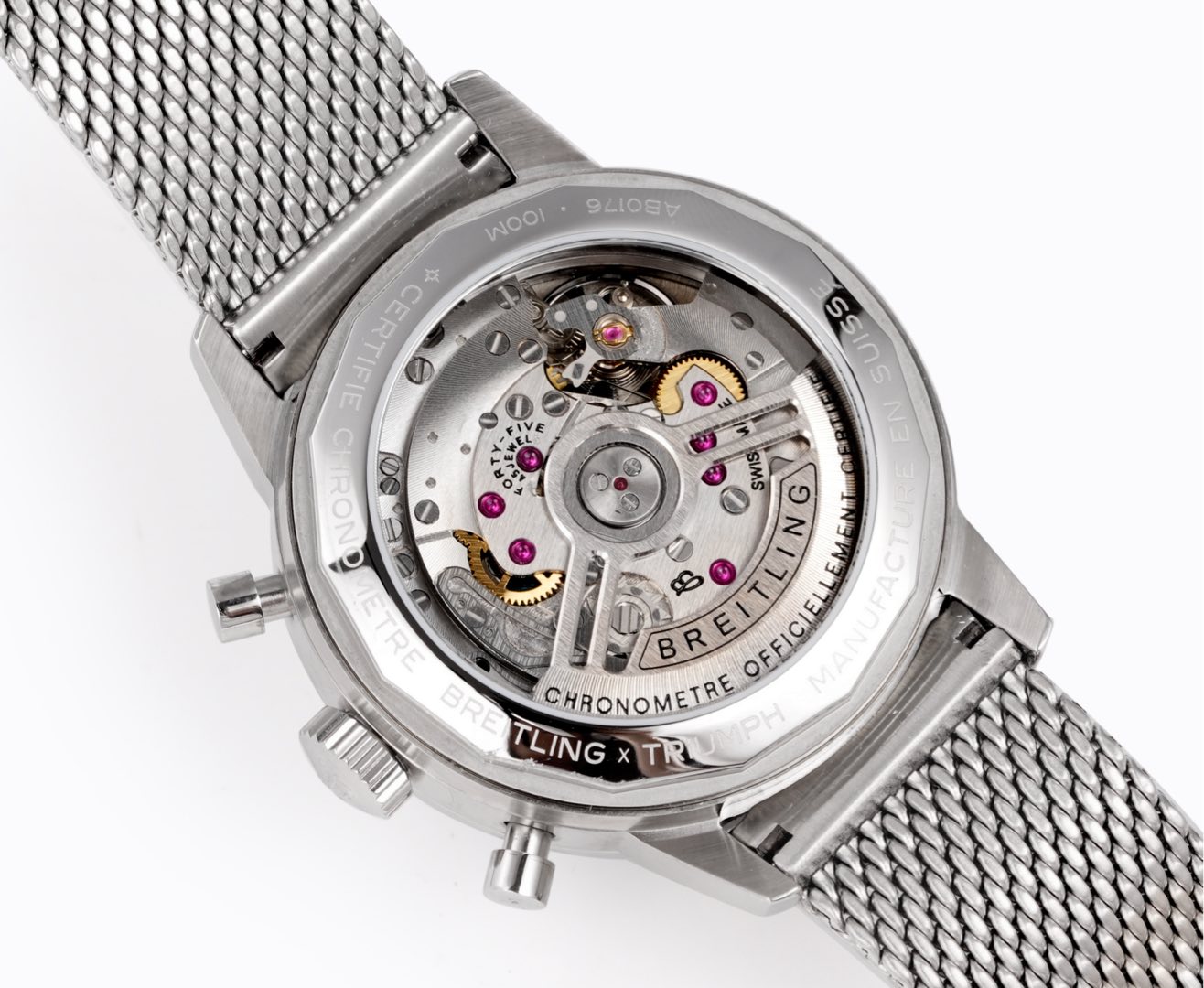 BLS新品 V2系列独家B01自动上铉机械机芯 百年灵 B01计时腕表（折叠扣）TOP TIME系列 彩色计时（Navitimer）百年灵以大胆色彩焕新演绎经典腕表。尺寸41mm，迭代款无疑是地道的独特计时腕表，带有后盖表面独特饰片，采用316精钢表圈，实现轻松握持，有效保护双面防眩蓝宝石表镜。表盘有黑色、蓝色及白色可选，均饰有大尺寸夜光指针和时标，机芯：独家B01自动上铉机械机芯做工完美，欢迎品鉴。