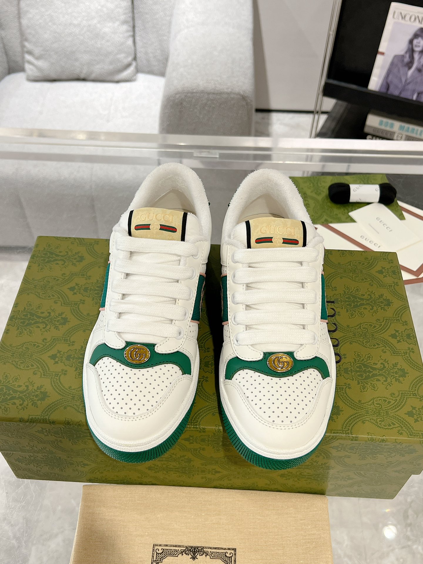 NO:168573,Gucci Screener series men and women sports shoes couples dirty shoes Small dirty shoes The name of the Screener series is inspired by the defensive movements in sports. The design of the sneakers is constantly drawn from classic sports shoes in the 1970s. Upper cowhide piping, inner lining original high-density fluff inner lining logo decoration metal double G oval enamel details Packaging counter original top-level full set packaging, large sole vacuum TPU material Shoe size: women 35-40 men 39-44 (female 41 men 38 and 45 custom-made non-return and exchange), casual shoes/sports, gucci, sneakers, cowhide19860909情侣款Gucci Screener系列男女运动鞋情侣款脏脏鞋 小脏鞋Screener系列名称的灵感来源于体育运动中的防守动作,运动鞋的设计从20世纪70年代的经典运动鞋不断汲取灵感. 鞋面牛皮滚边 内里原版高密度绒毛内里 logo饰金属双G椭圆形珐琅细节 包装专柜原版顶级全套包装 大底抽真空TPU材质 鞋码: 女35-40 男39-44 (女41男38、45定做不退换）,休闲鞋/运动鞋,gucci,sneakers,cowhide,Women's Shoes