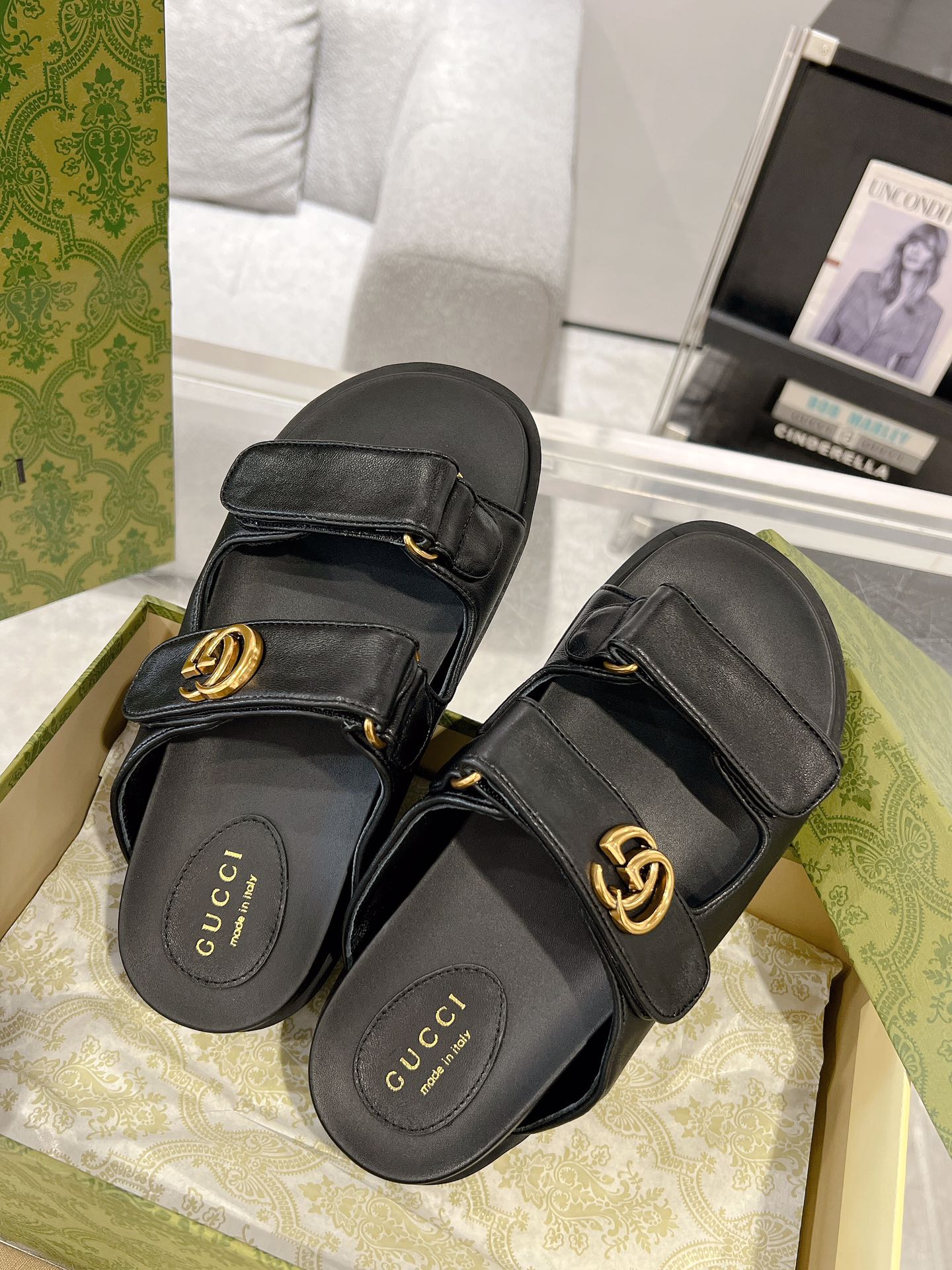 Gucci 双G女士魔术贴凉拖鞋 这款平底凉鞋采用魔术粘带设计 现代感十足且充满运动气息