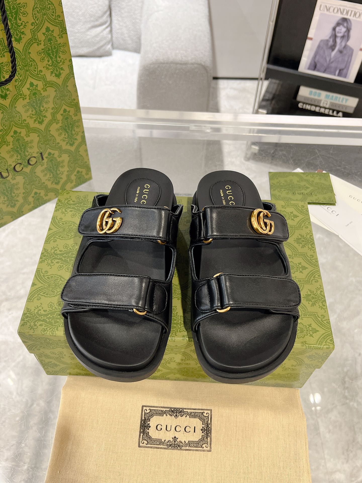 Gucci 双G女士魔术贴凉拖鞋 这款平底凉鞋采用魔术粘带设计 现代感十足且充满运动气息