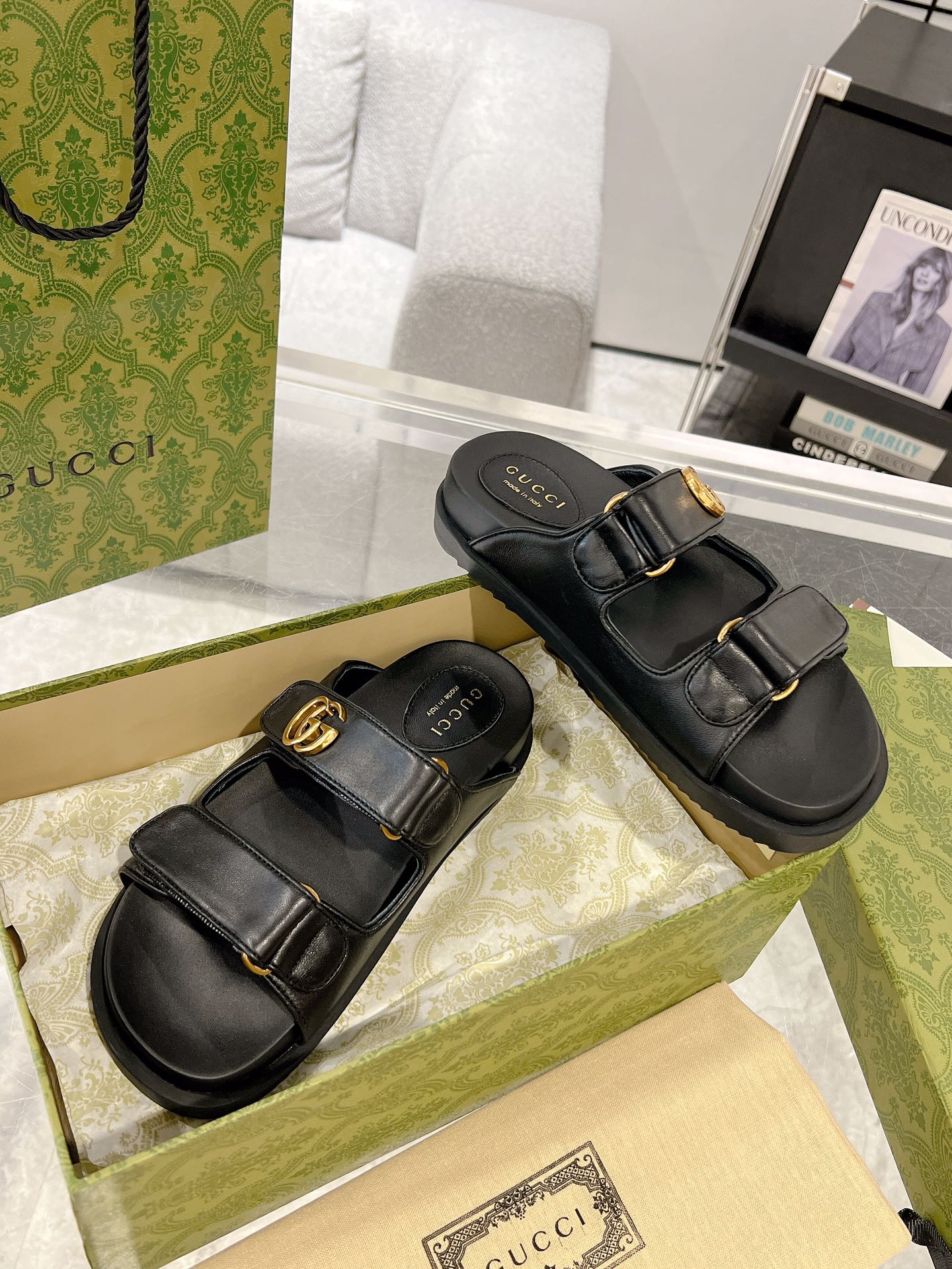 Gucci 双G女士魔术贴凉拖鞋 这款平底凉鞋采用魔术粘带设计 现代感十足且充满运动气息