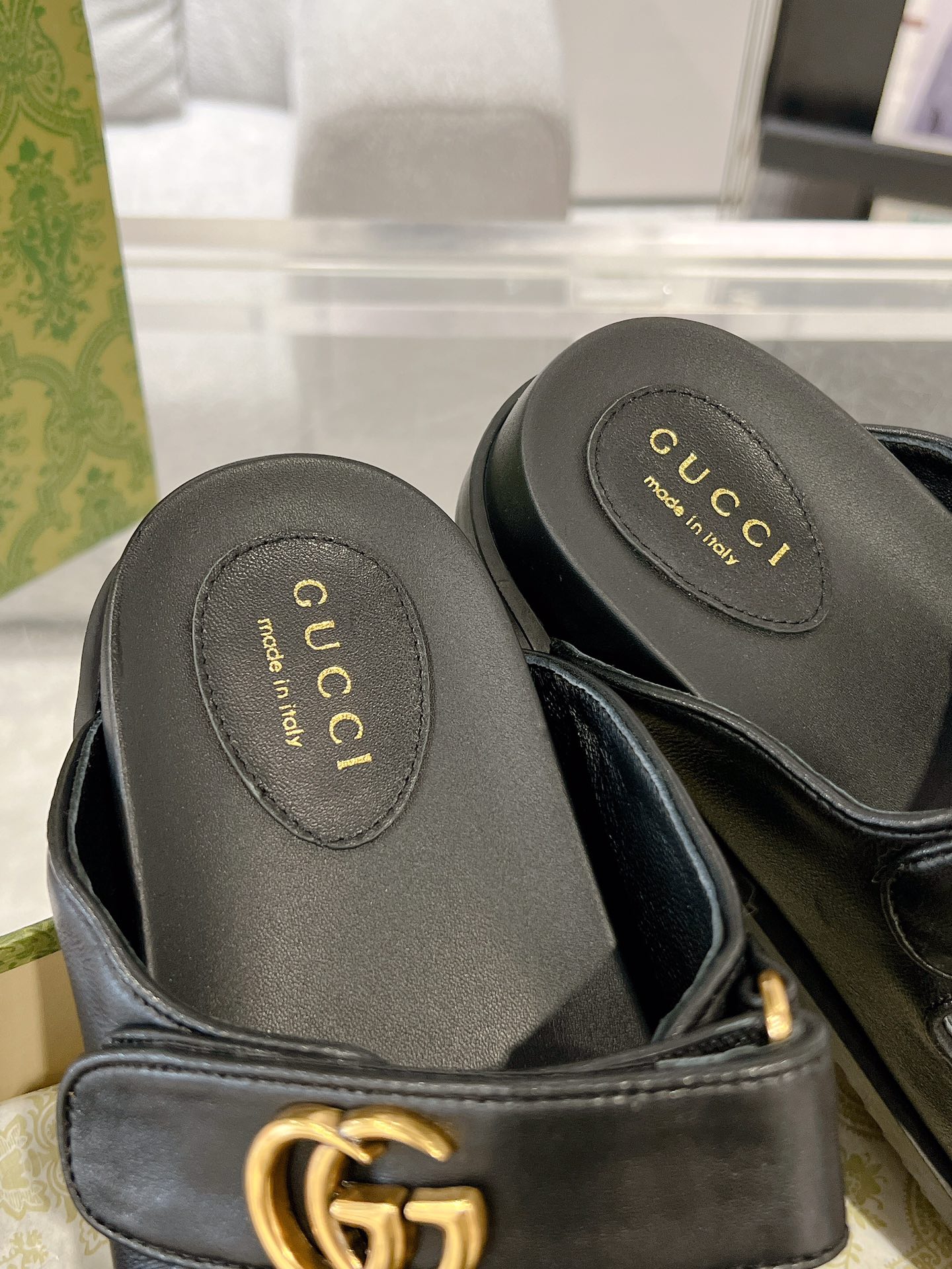 Gucci 双G女士魔术贴凉拖鞋 这款平底凉鞋采用魔术粘带设计 现代感十足且充满运动气息