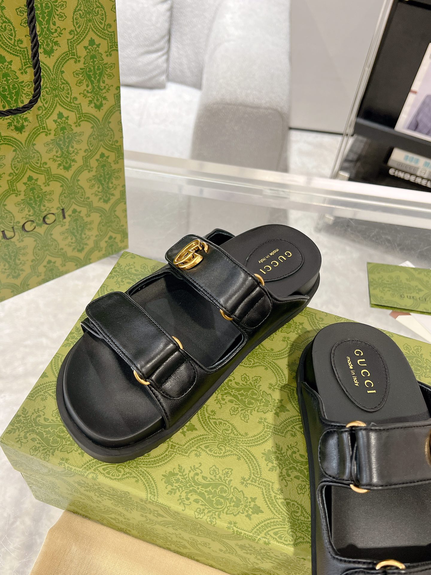 Gucci 双G女士魔术贴凉拖鞋 这款平底凉鞋采用魔术粘带设计 现代感十足且充满运动气息